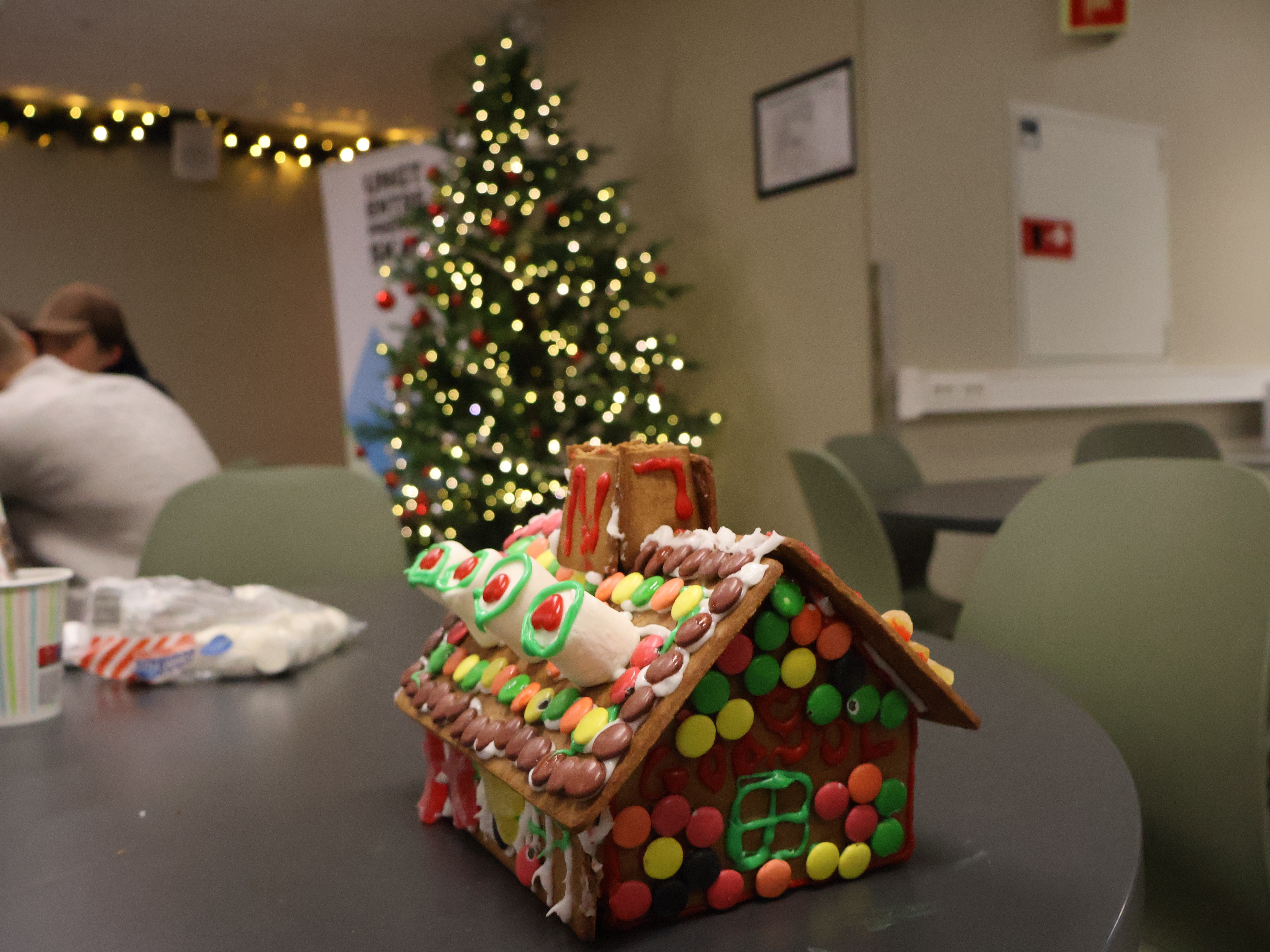 et pepperkakehus på et bord