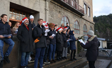 en gruppe mennesker som står utenfor en bygning
