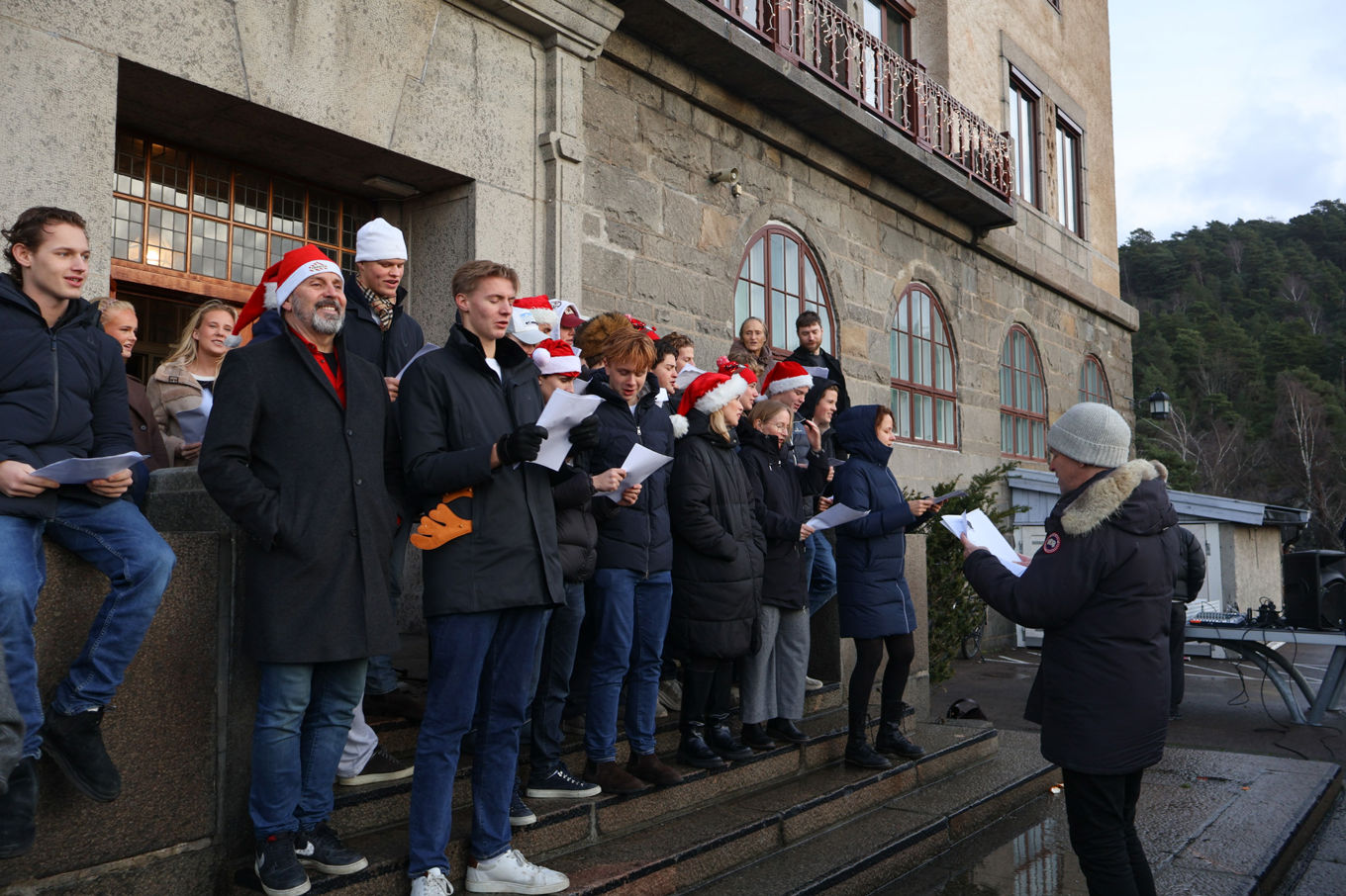 en gruppe mennesker som står utenfor en bygning