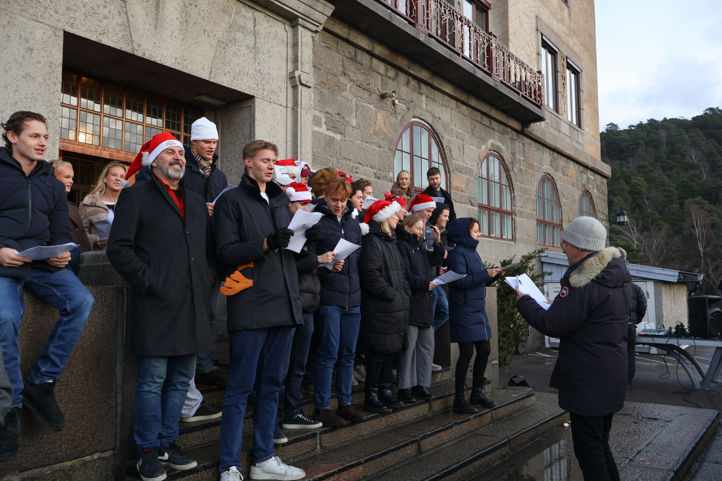 en gruppe mennesker som står utenfor en bygning