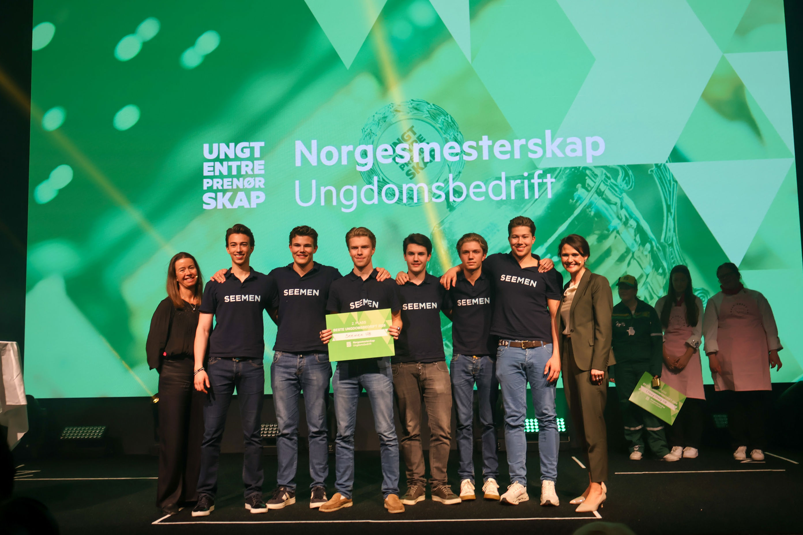 en gruppe mennesker som poserer for et bilde