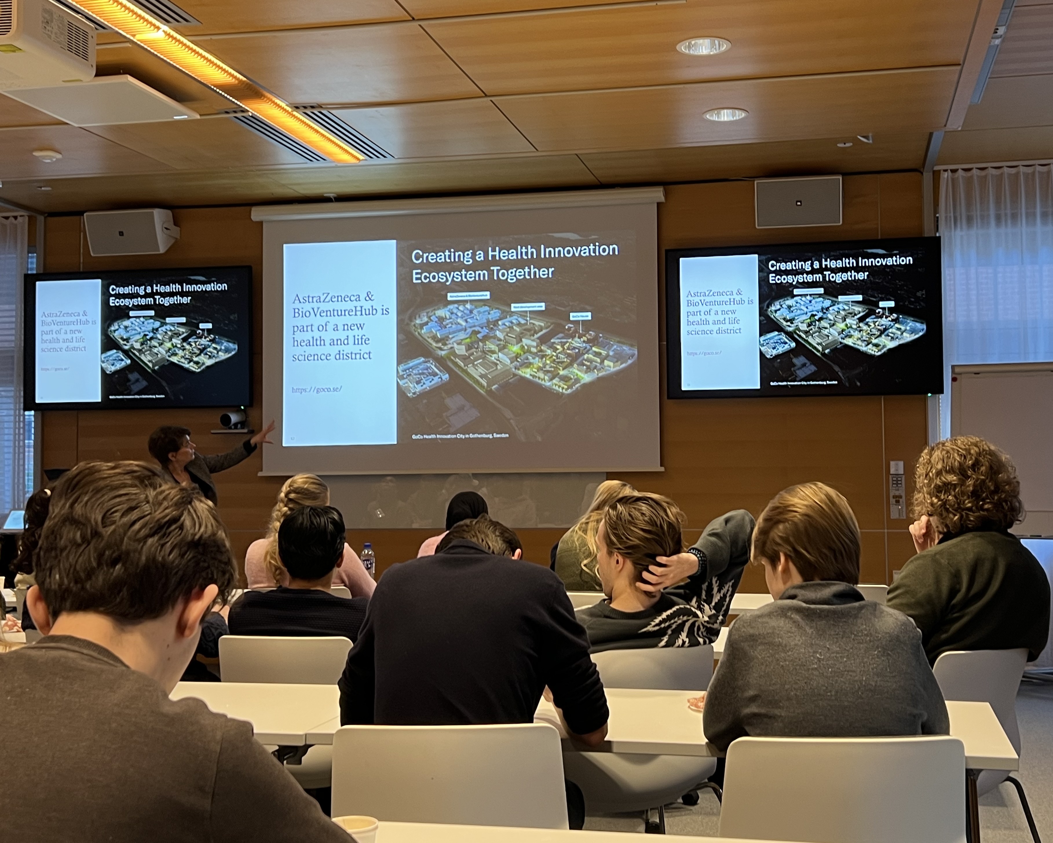 en gruppe mennesker i et klasserom