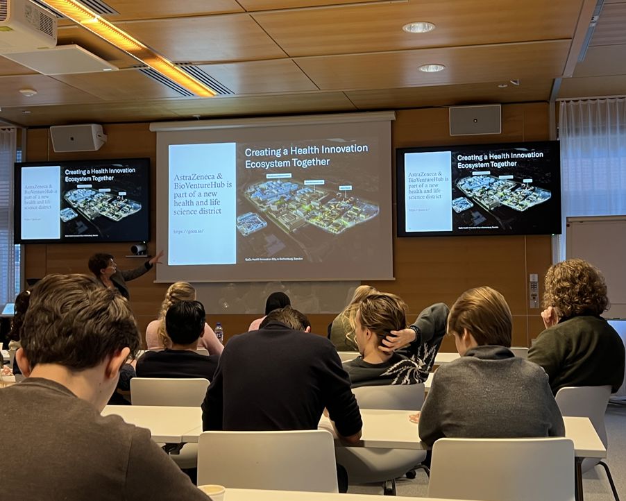 en gruppe mennesker i et klasserom en gruppe mennesker i et klasserom