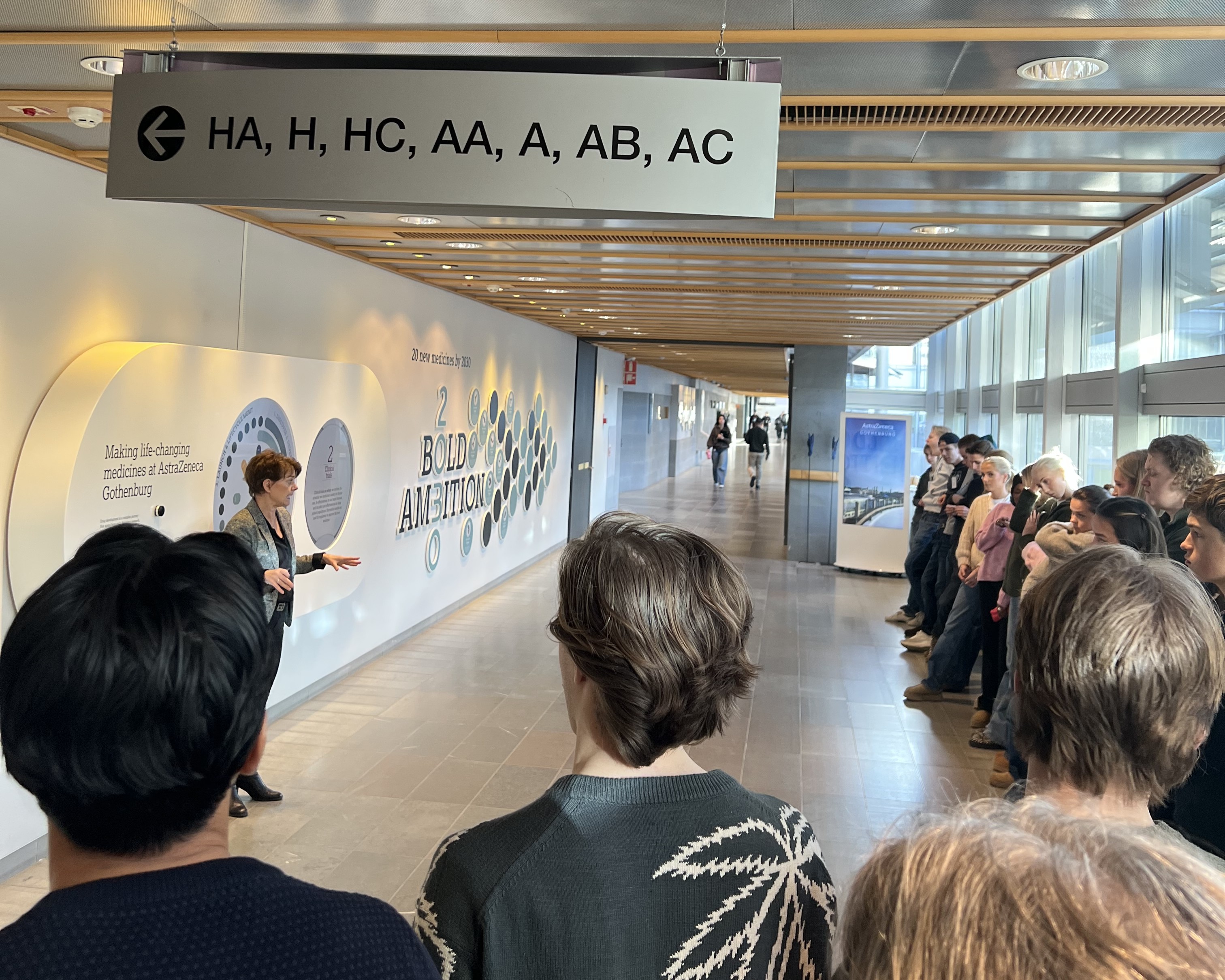 en person som står foran en gruppe mennesker