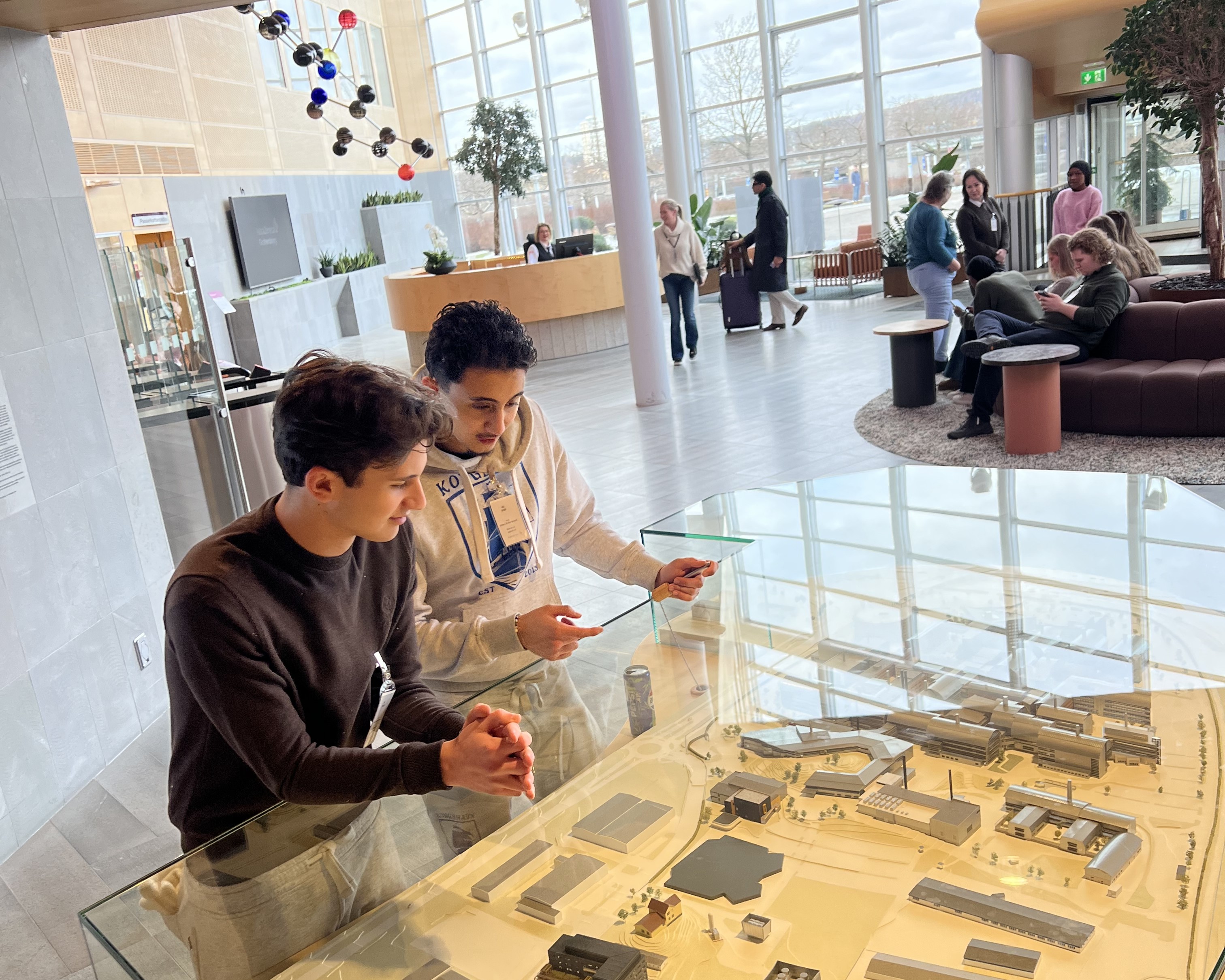 et par menn som spiller brettspill