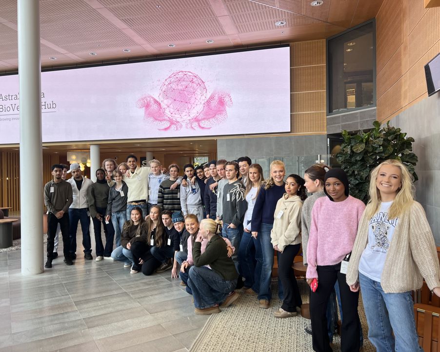 en gruppe mennesker som poserer for et bilde en gruppe mennesker som poserer for et bilde