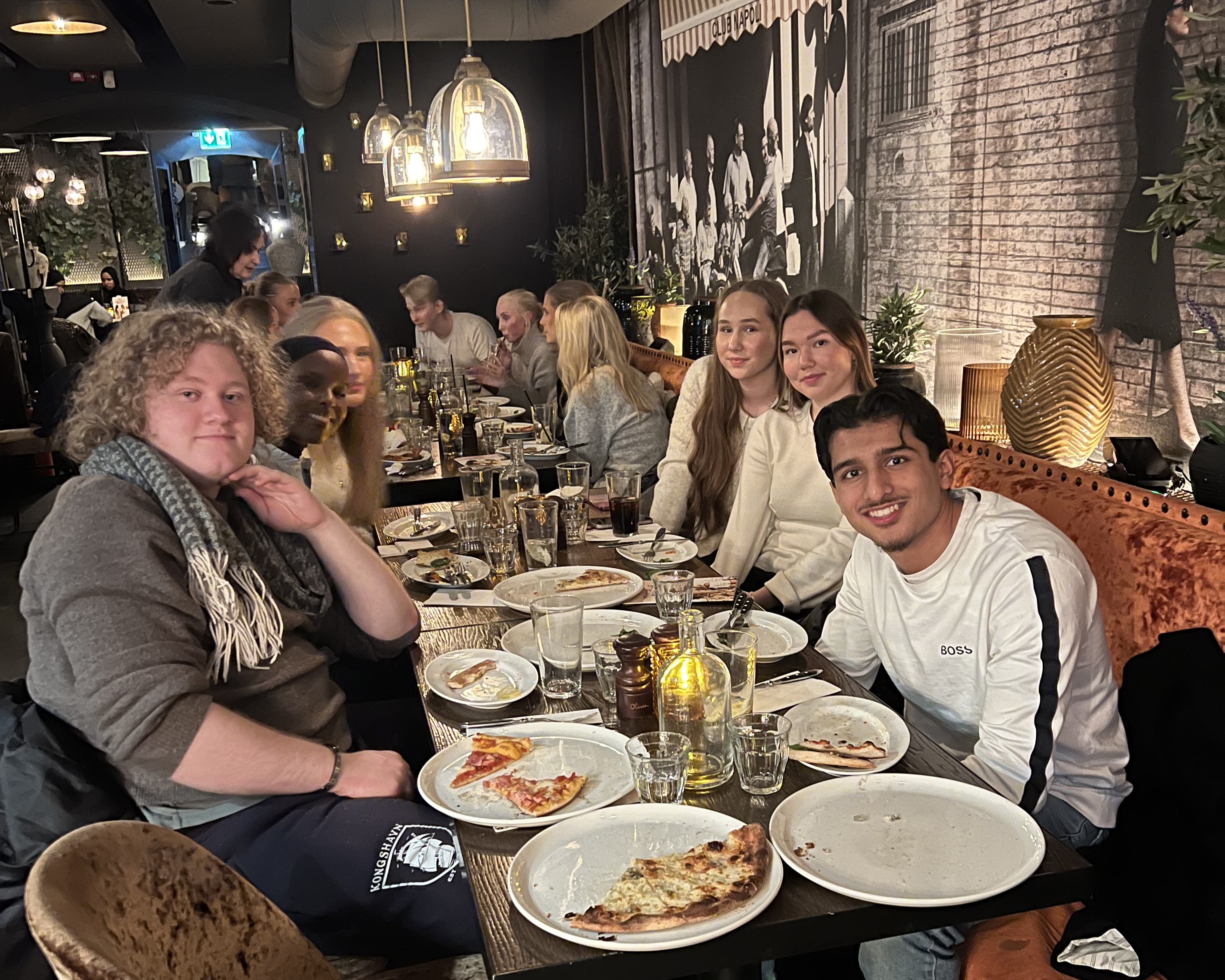 en gruppe mennesker som spiser på en restaurant