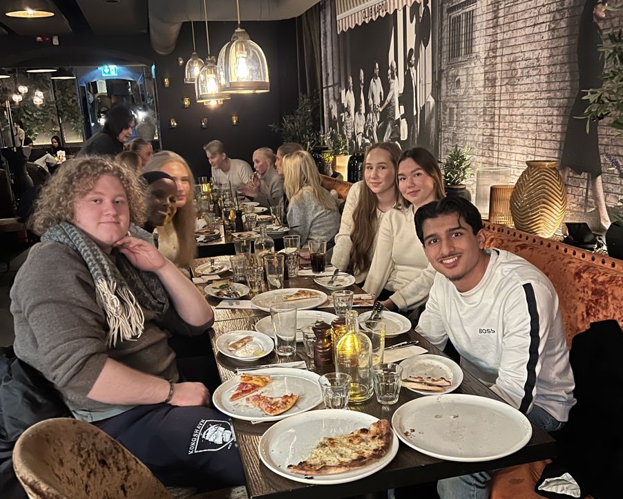 en gruppe mennesker som spiser på en restaurant en gruppe mennesker som spiser på en restaurant