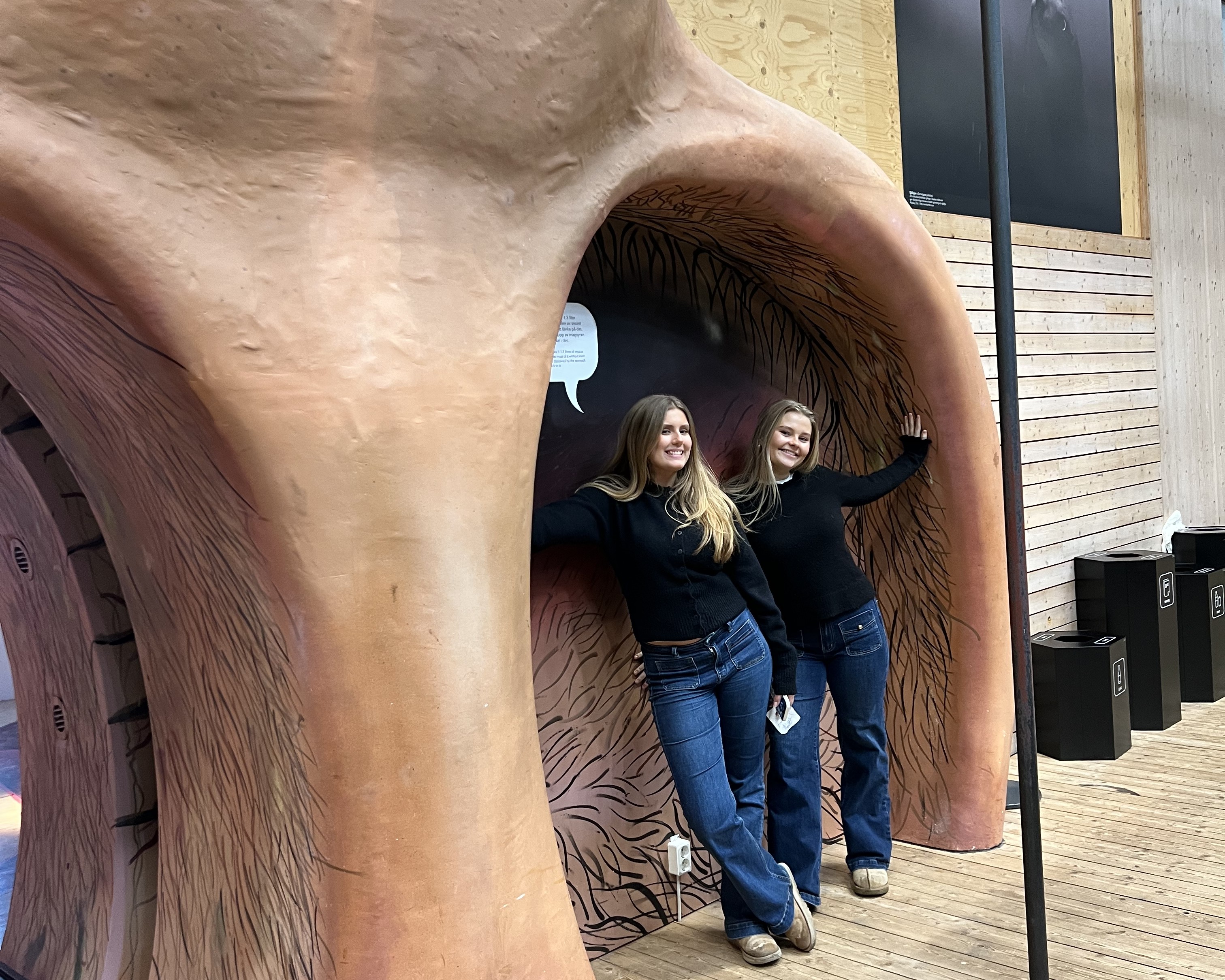 et par personr som poserer foran en stor statue