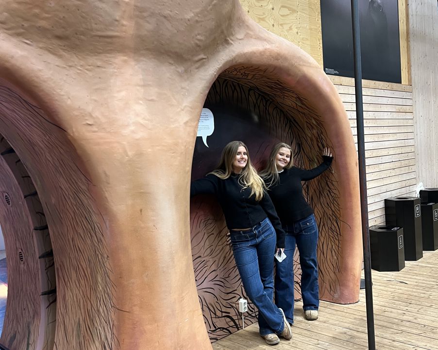 et par personr som poserer foran en stor statue et par personr som poserer foran en stor statue