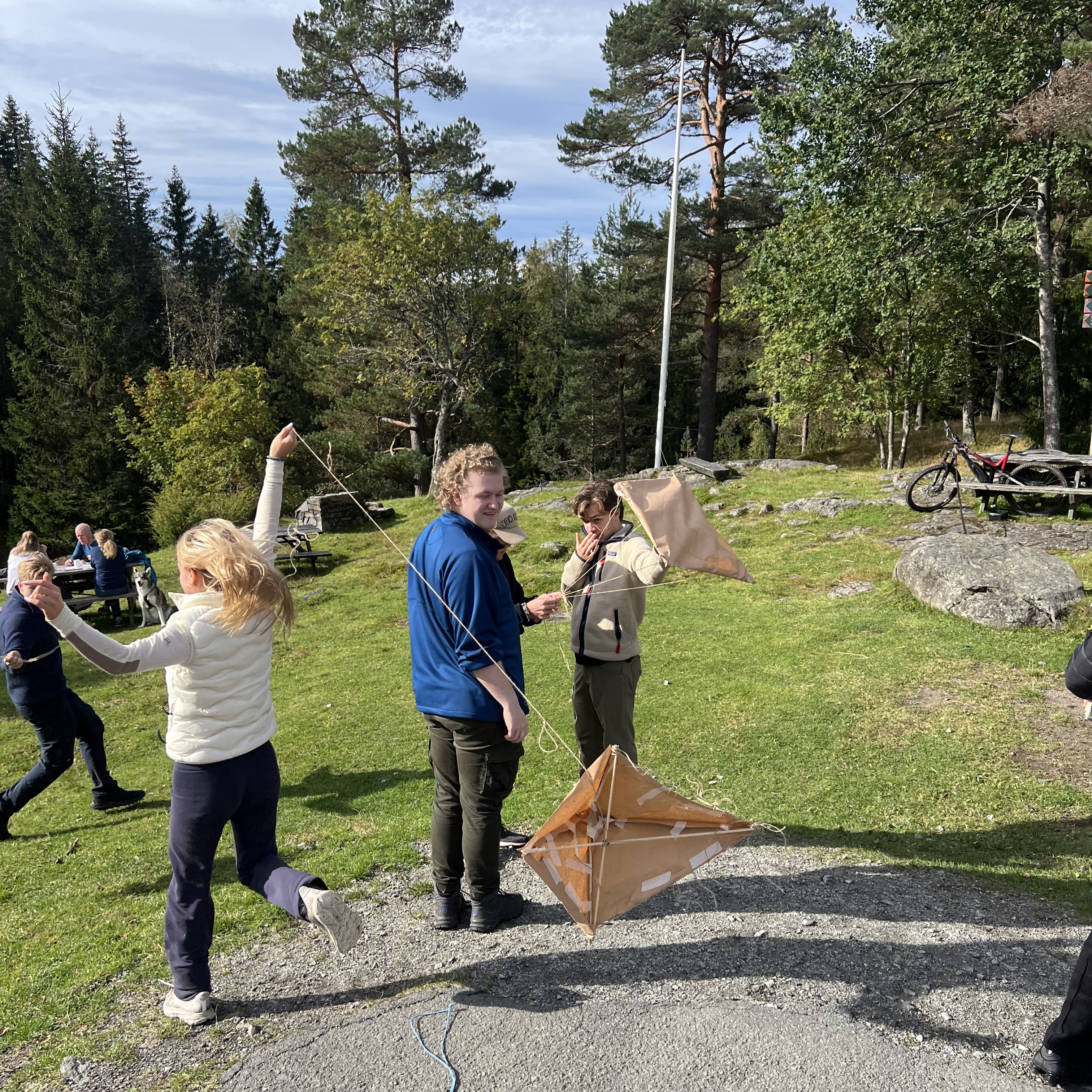 en gruppe mennesker utenfor