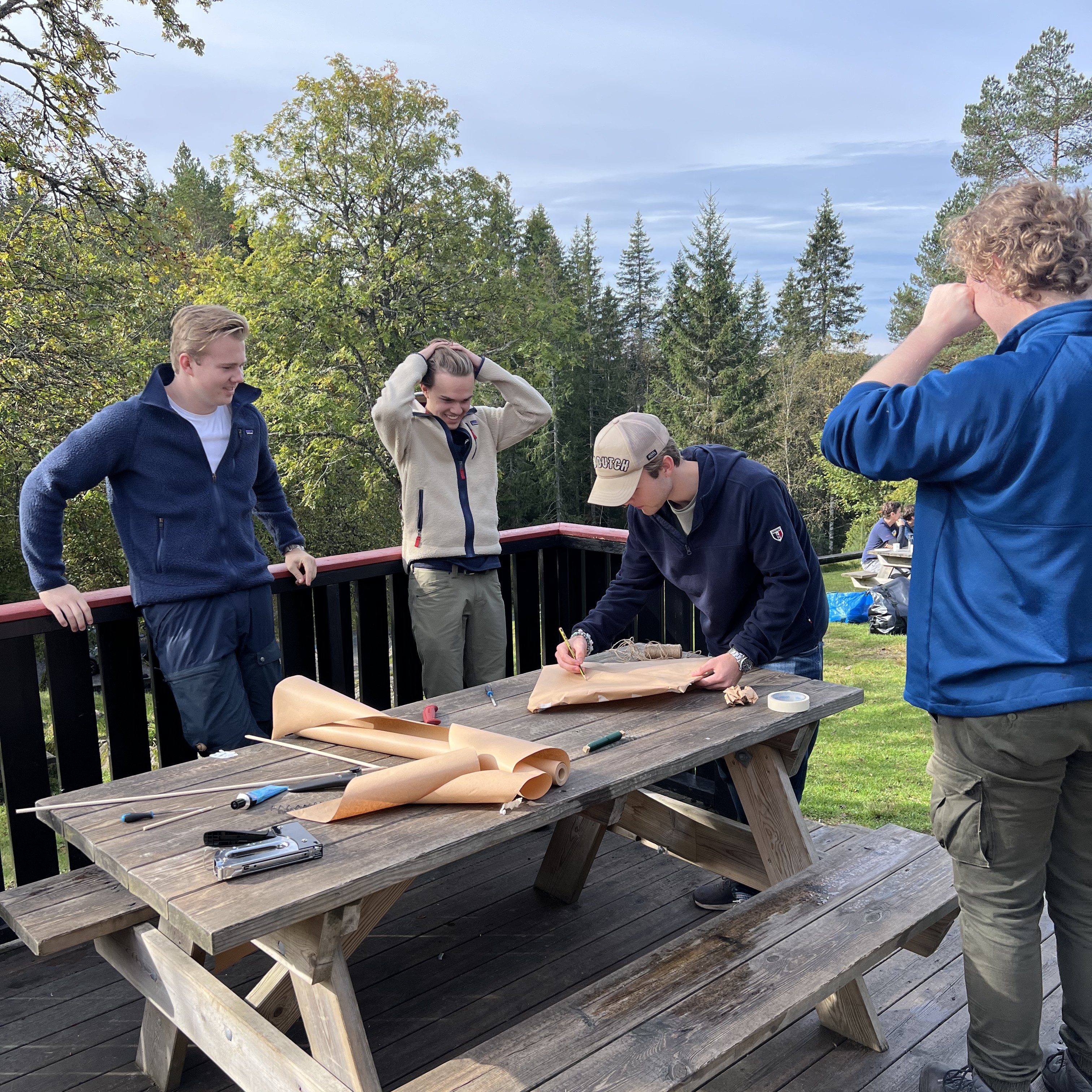 En gruppe mennesker som hogger ved