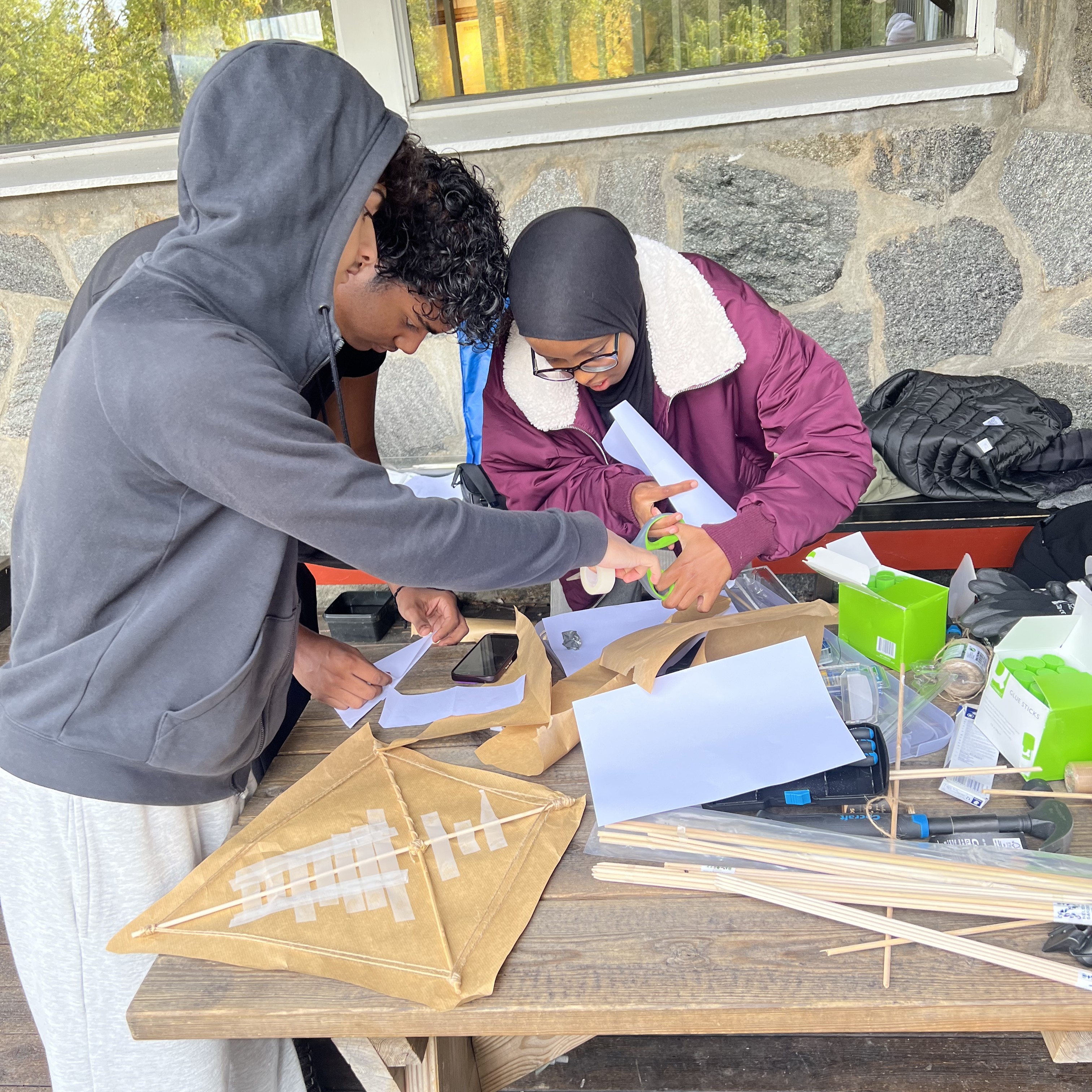 et par personr som ser på et stykke papir