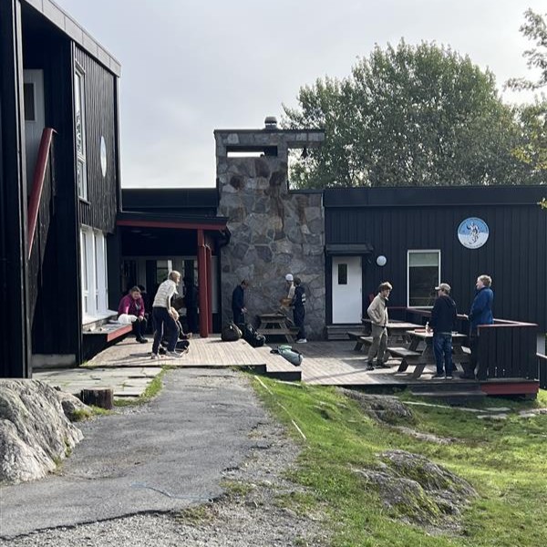 en gruppe mennesker utenfor en bygning