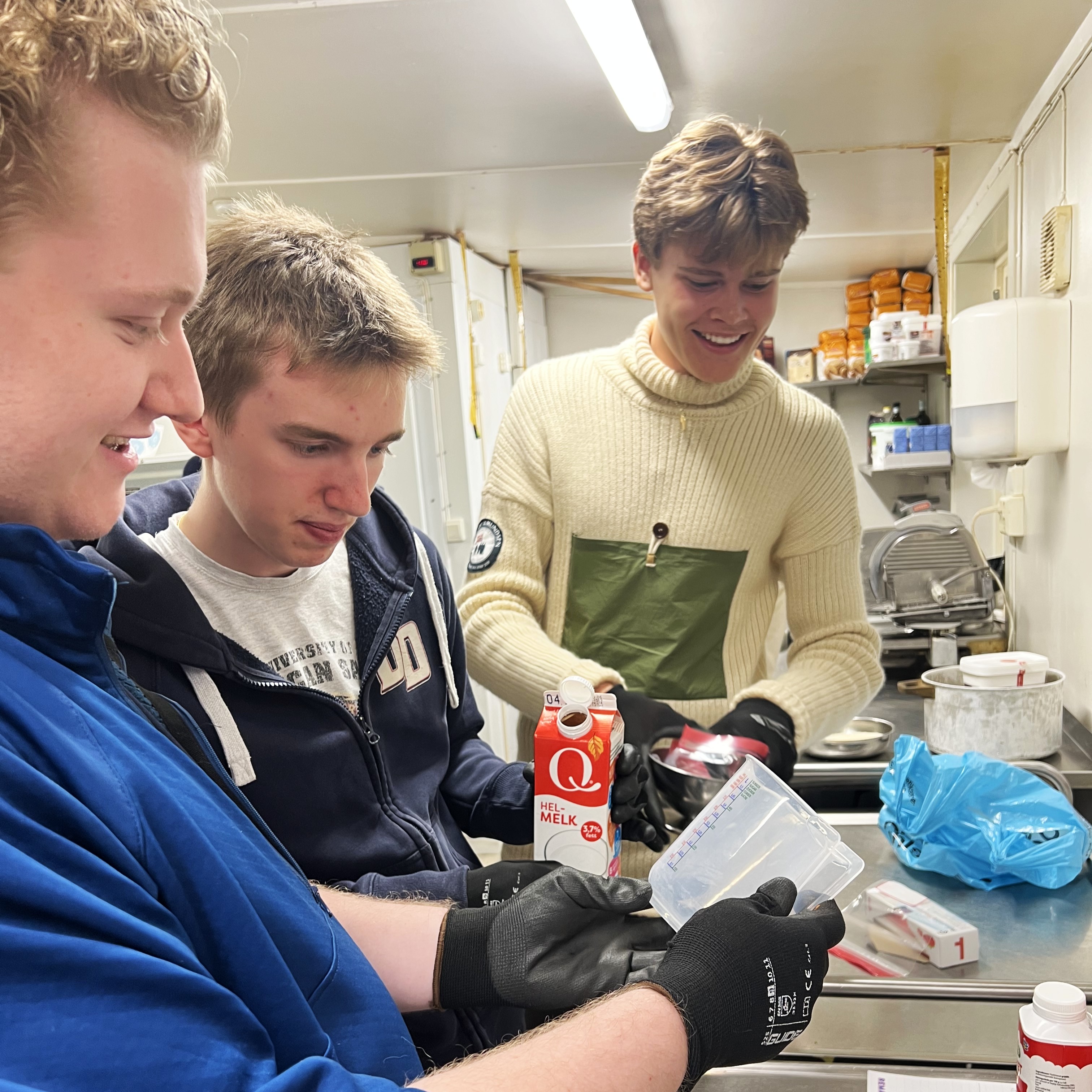 En gruppe mennesker i et laboratorium