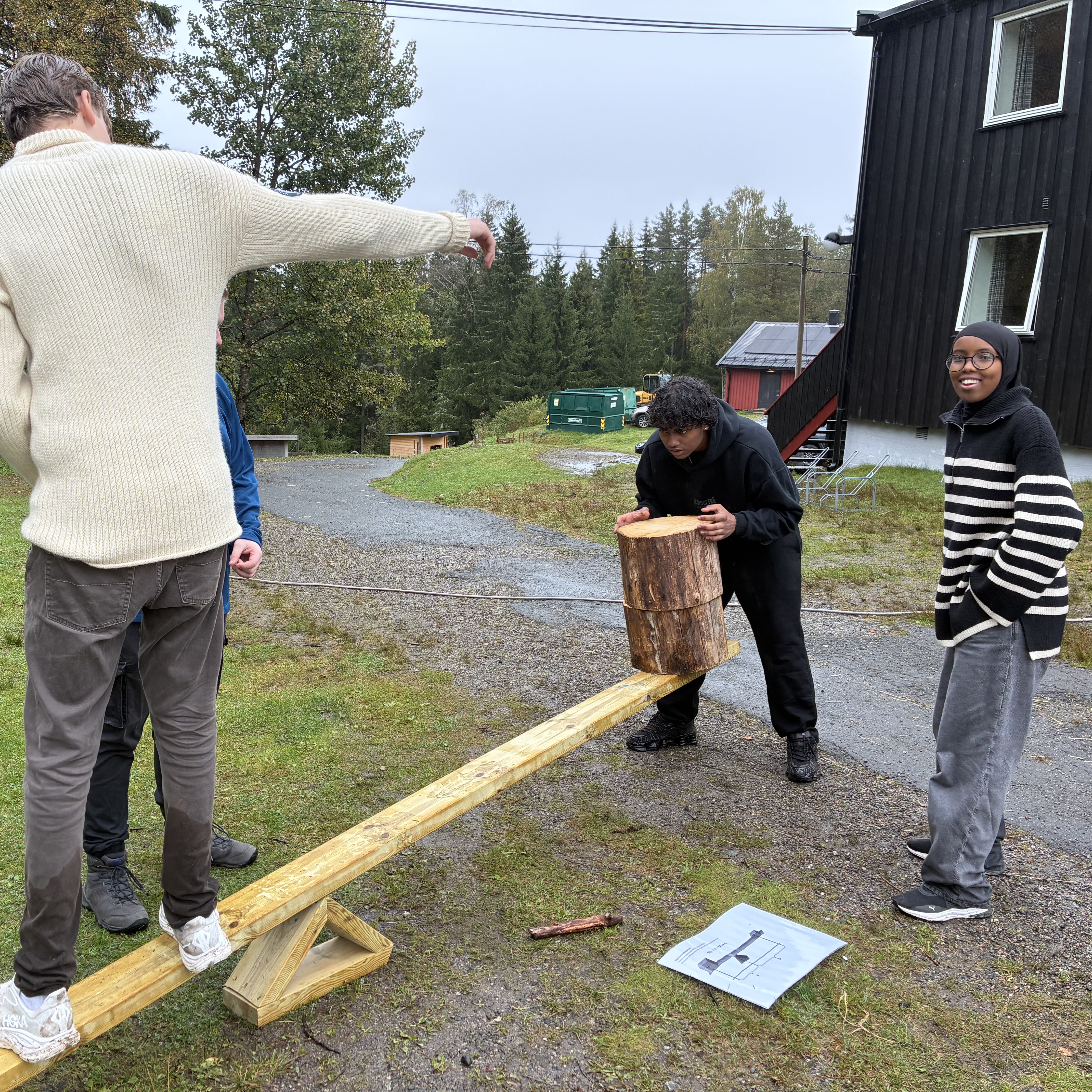 en person som holder en trestubbe