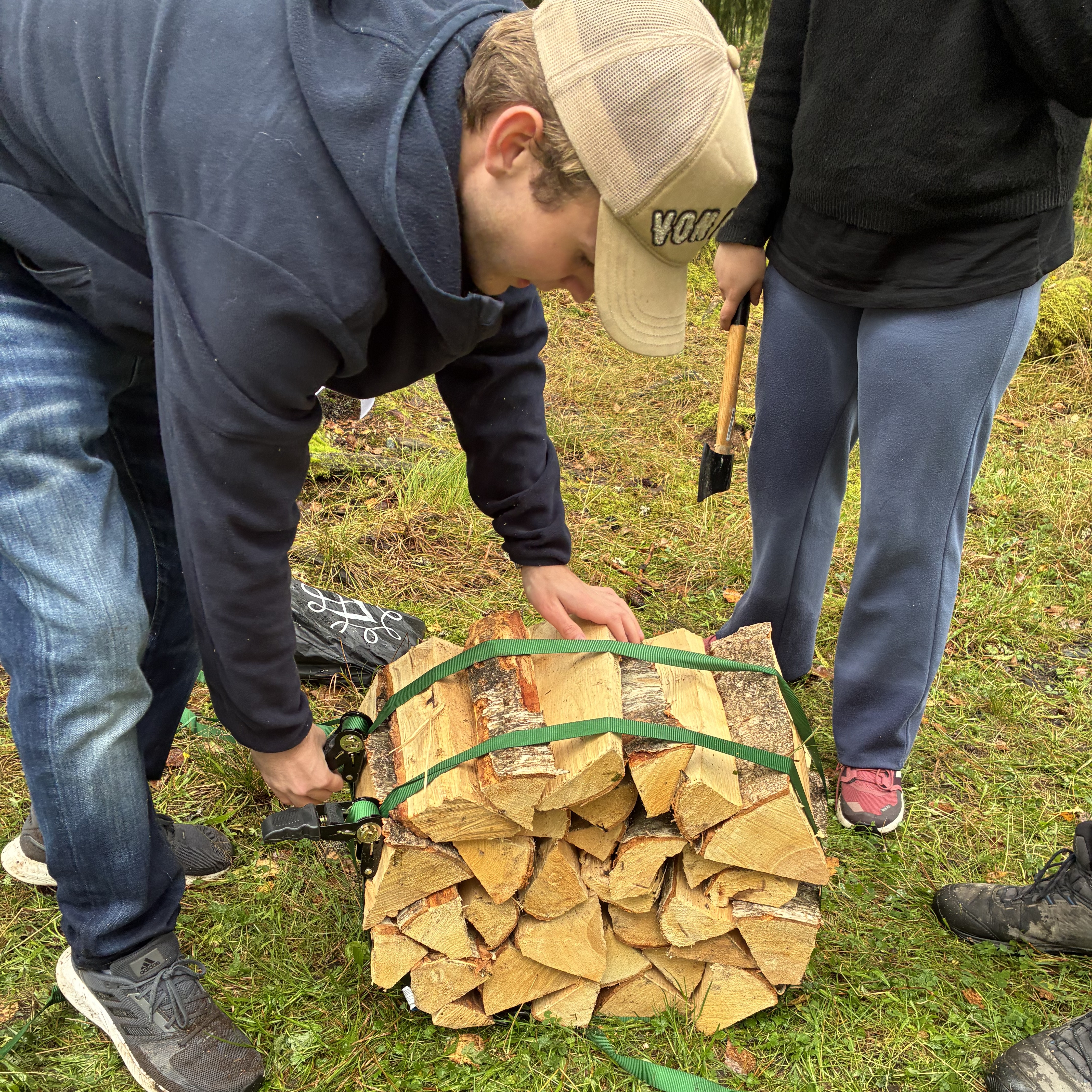 en person som holder et blad