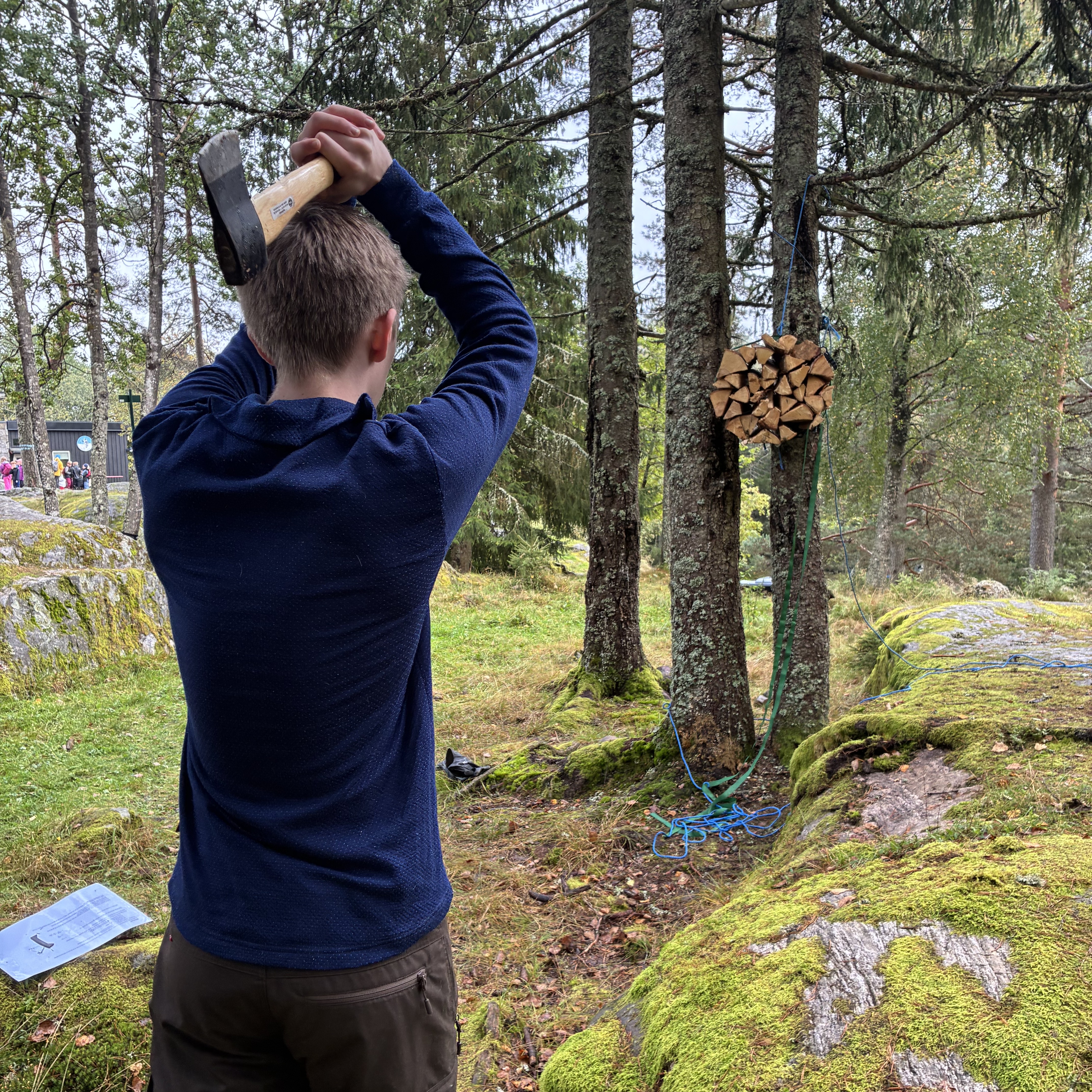 en person som holder en bøtte