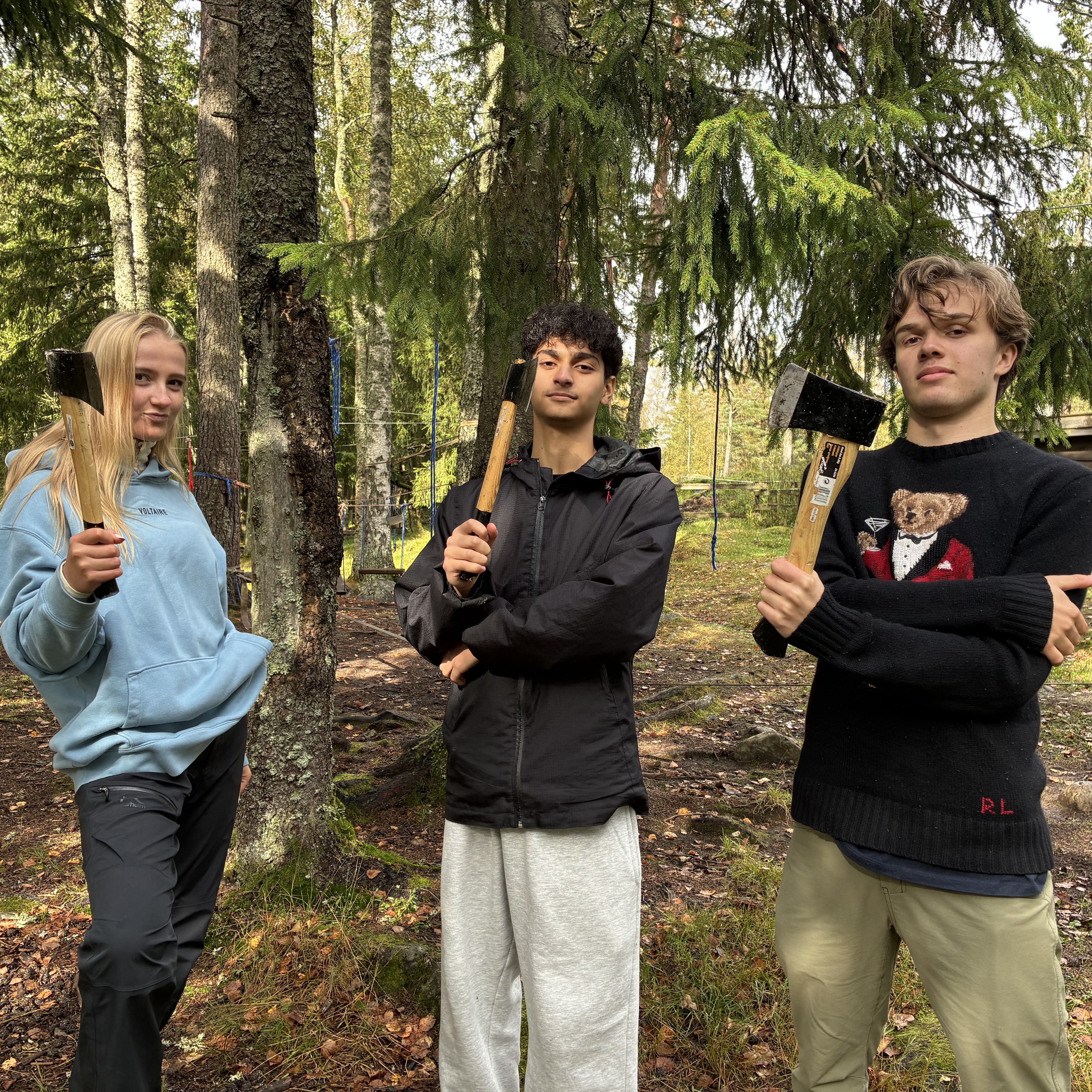 En gruppe mennesker som holder våpen