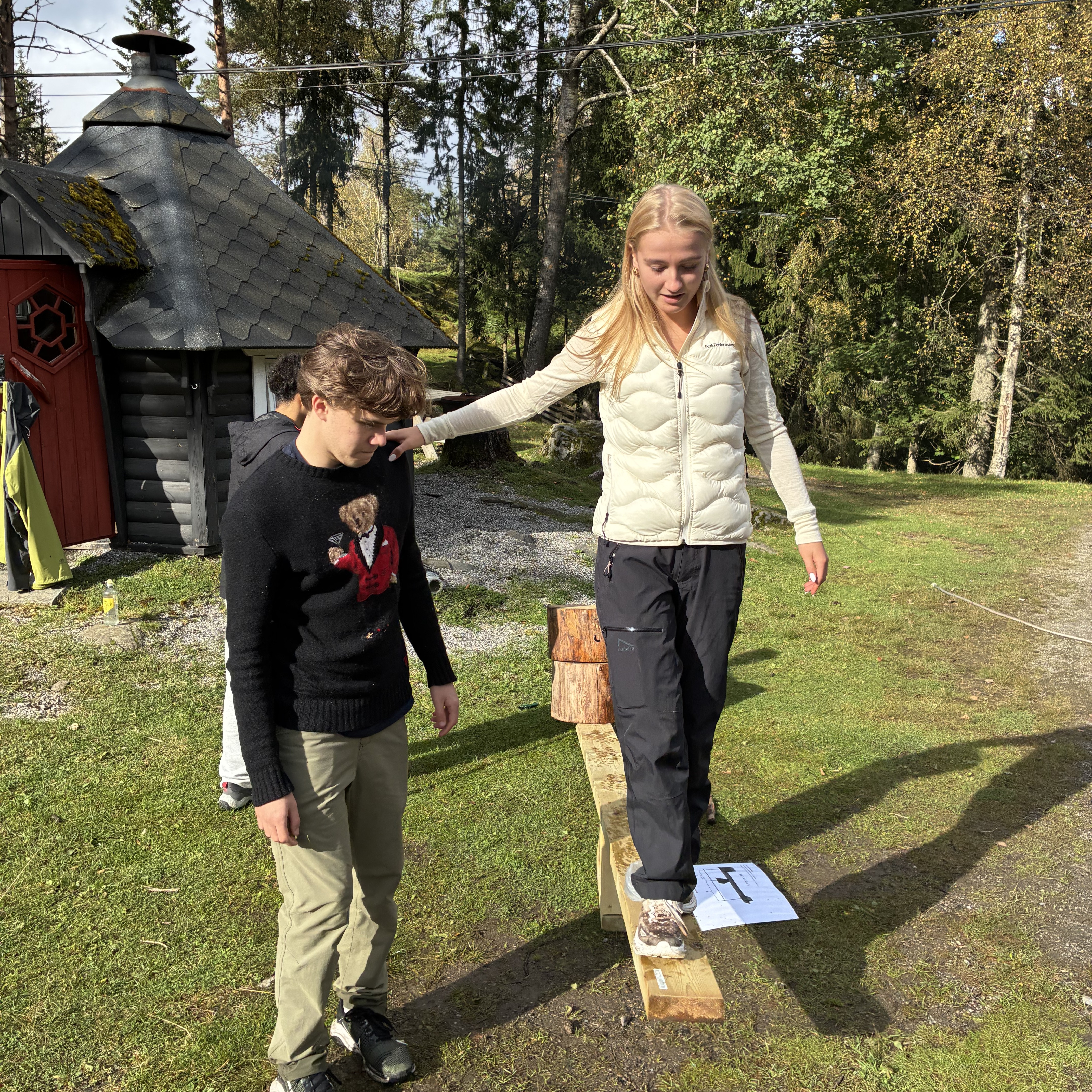 en person og en person som står på en trestolpe i en park