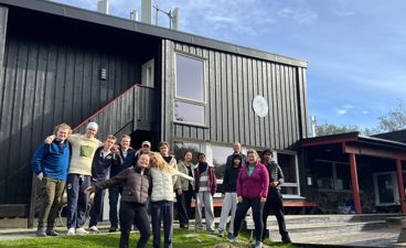 en gruppe mennesker som står utenfor en bygning