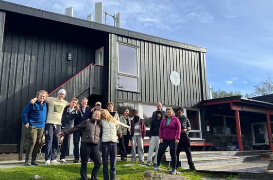 en gruppe mennesker som står utenfor en bygning