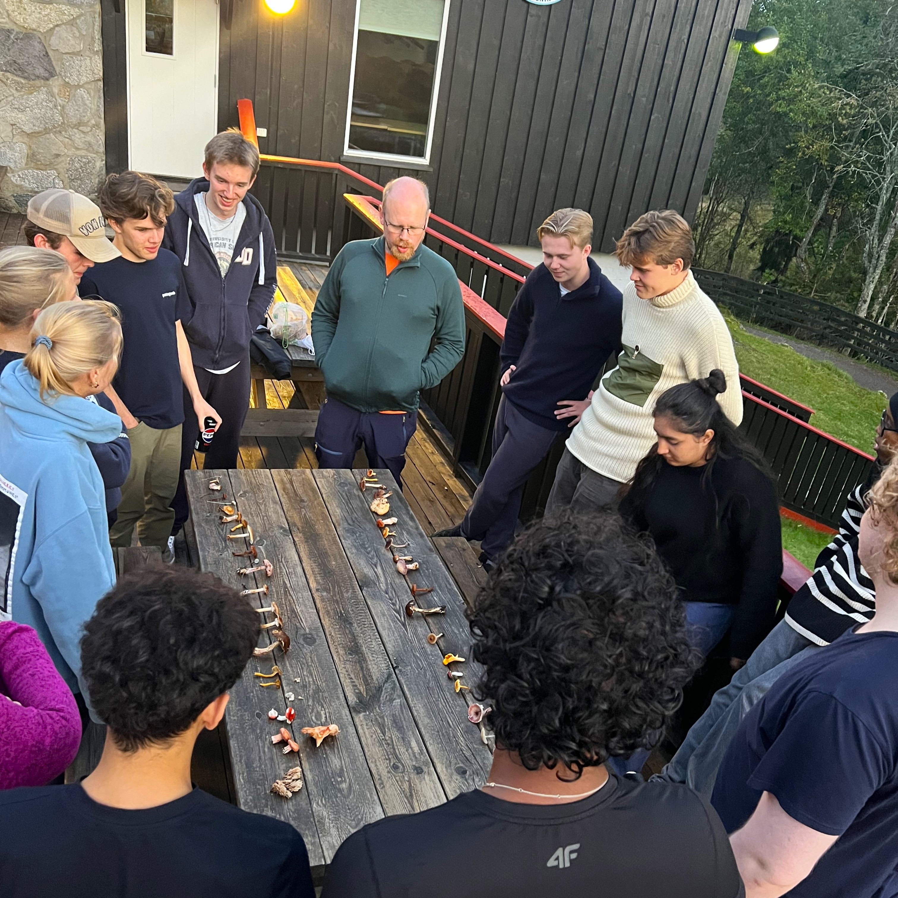 en gruppe mennesker som står utenfor