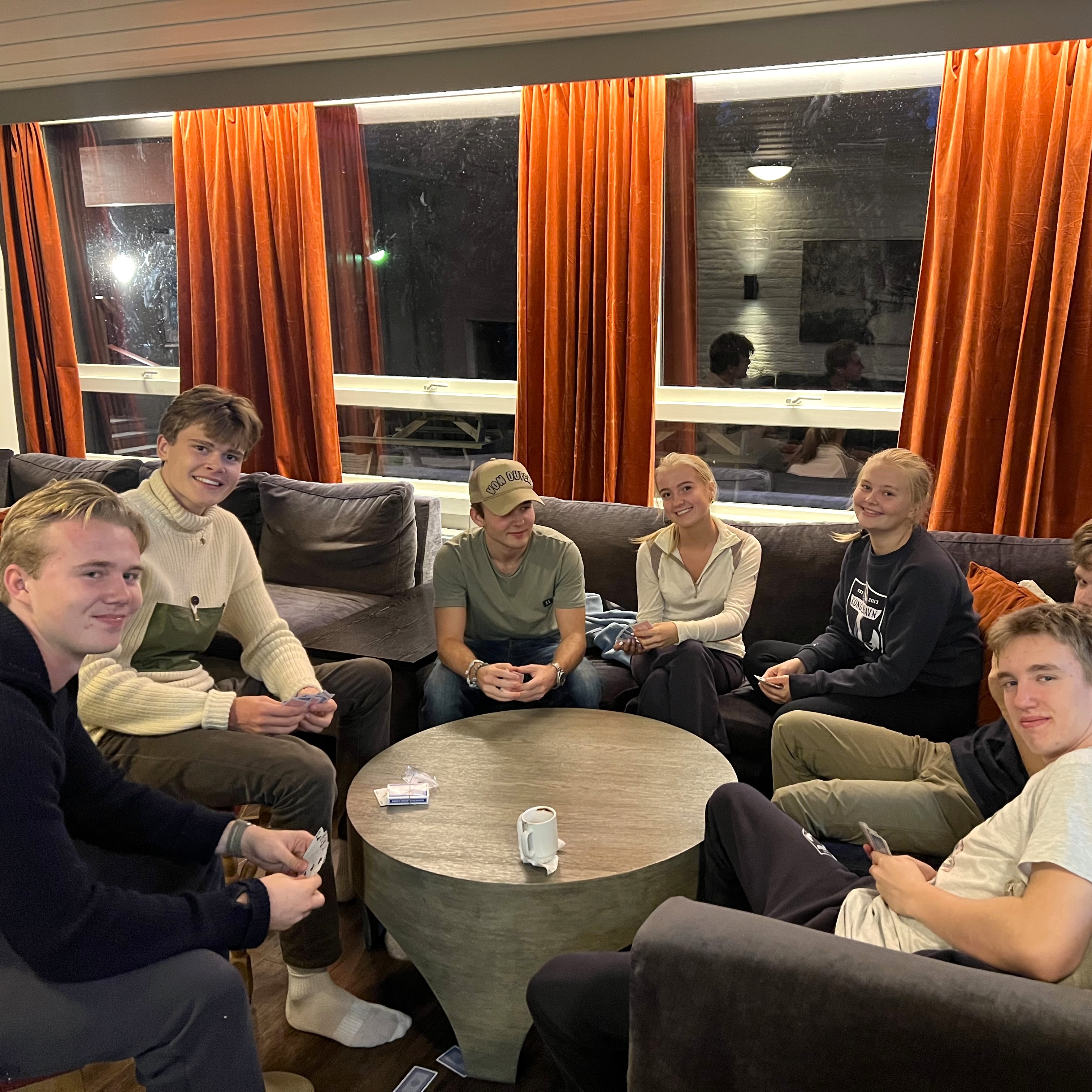 en gruppe mennesker som sitter på en sofa