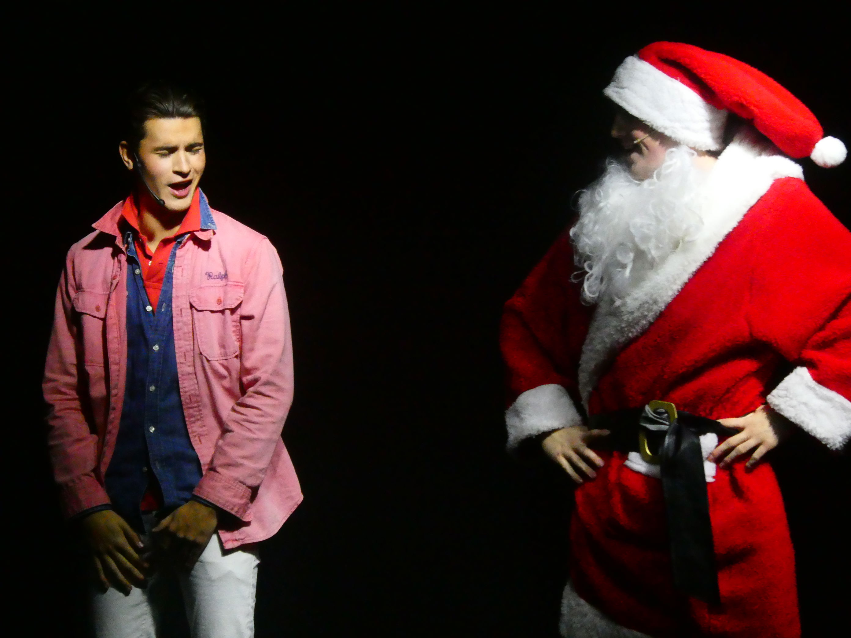 En person i rød frakk og julenisseplagg