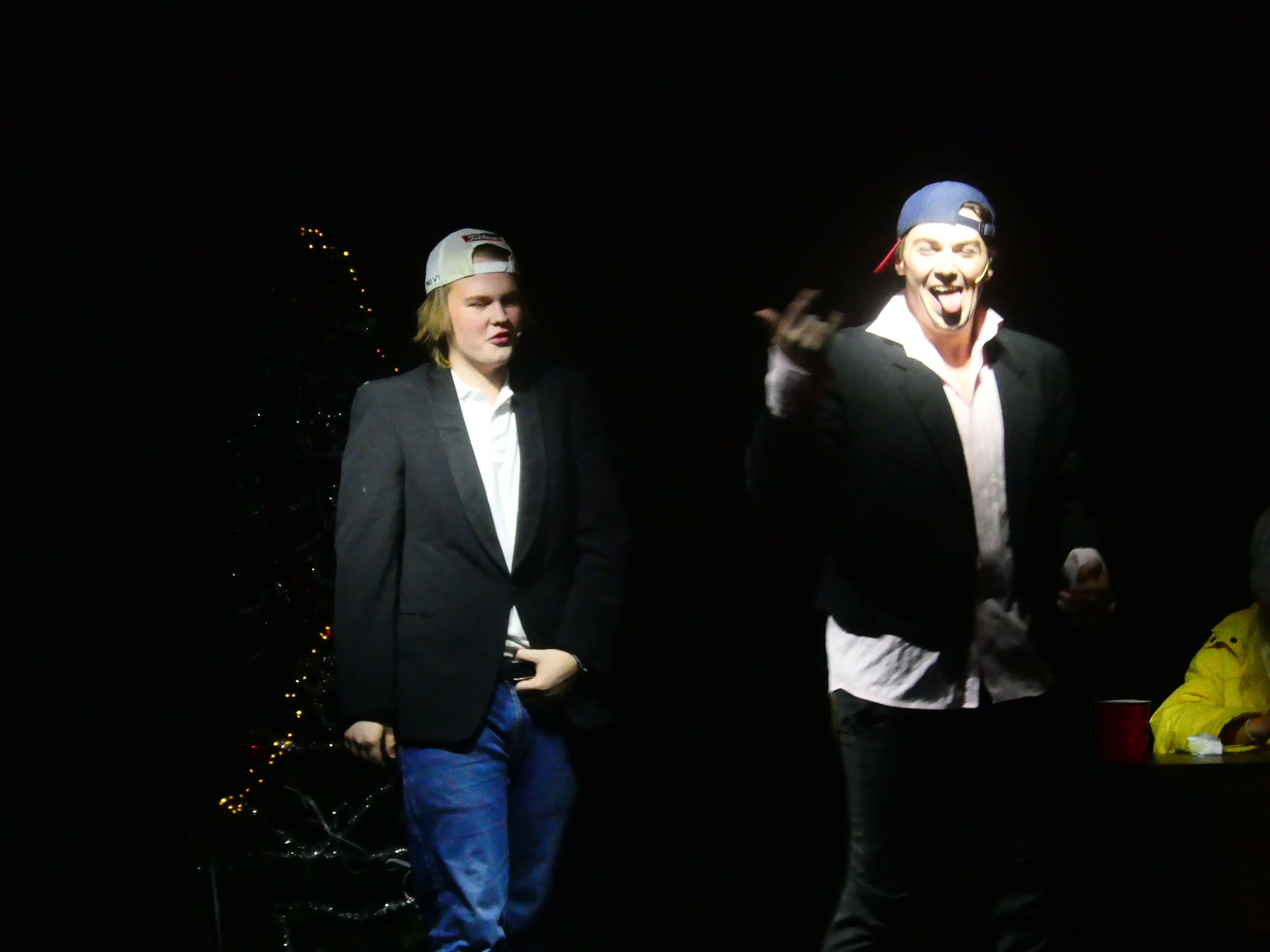 To menn i svarte dresser