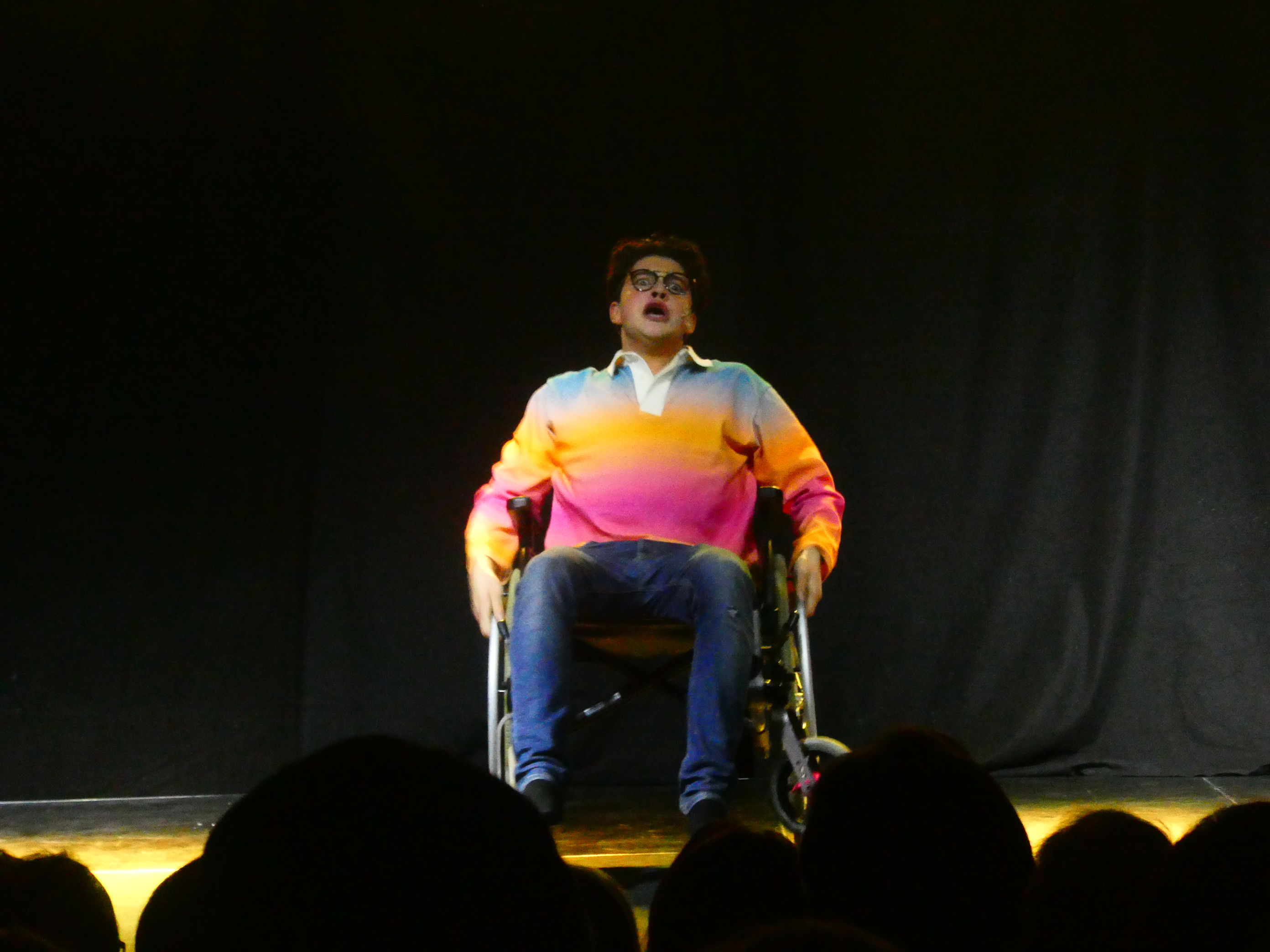 en person som sitter på en scene