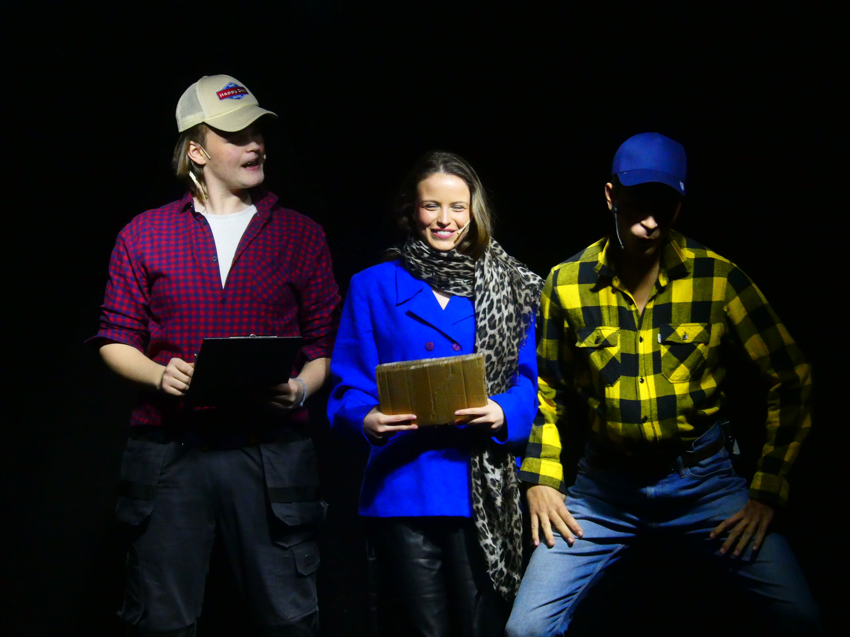 en gruppe mennesker som står sammen