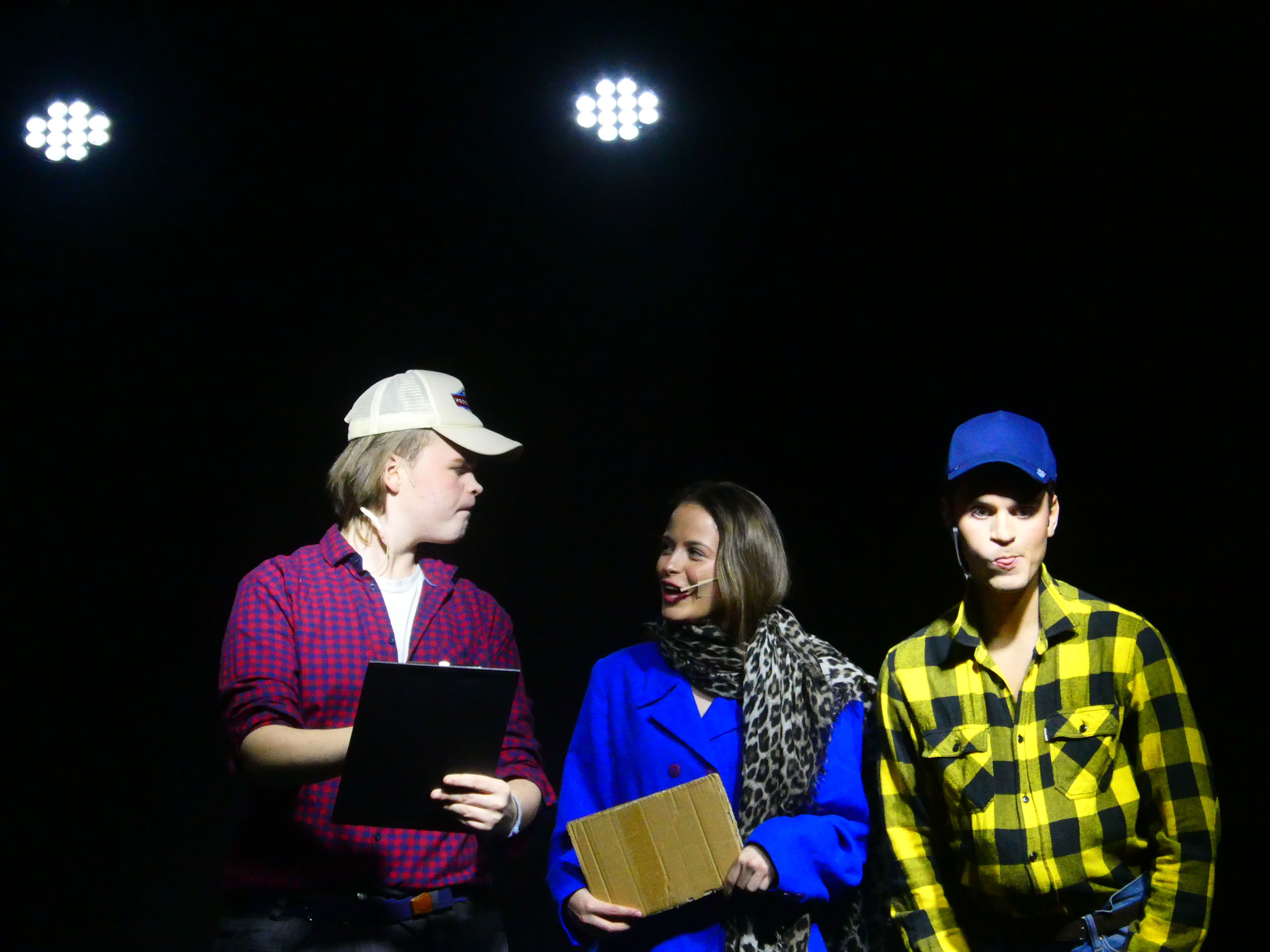 en gruppe mennesker som står sammen