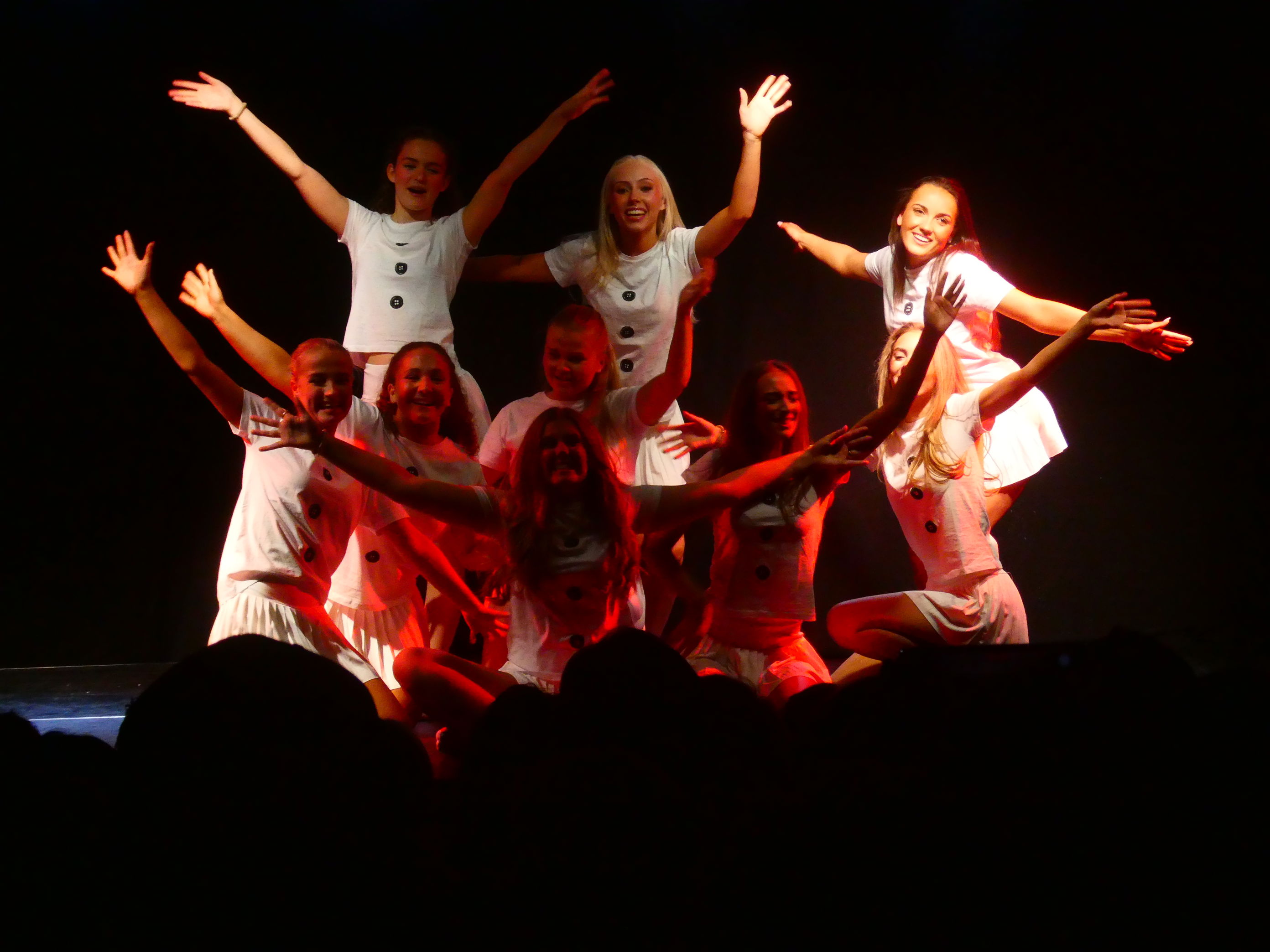 en gruppe mennesker på en scene