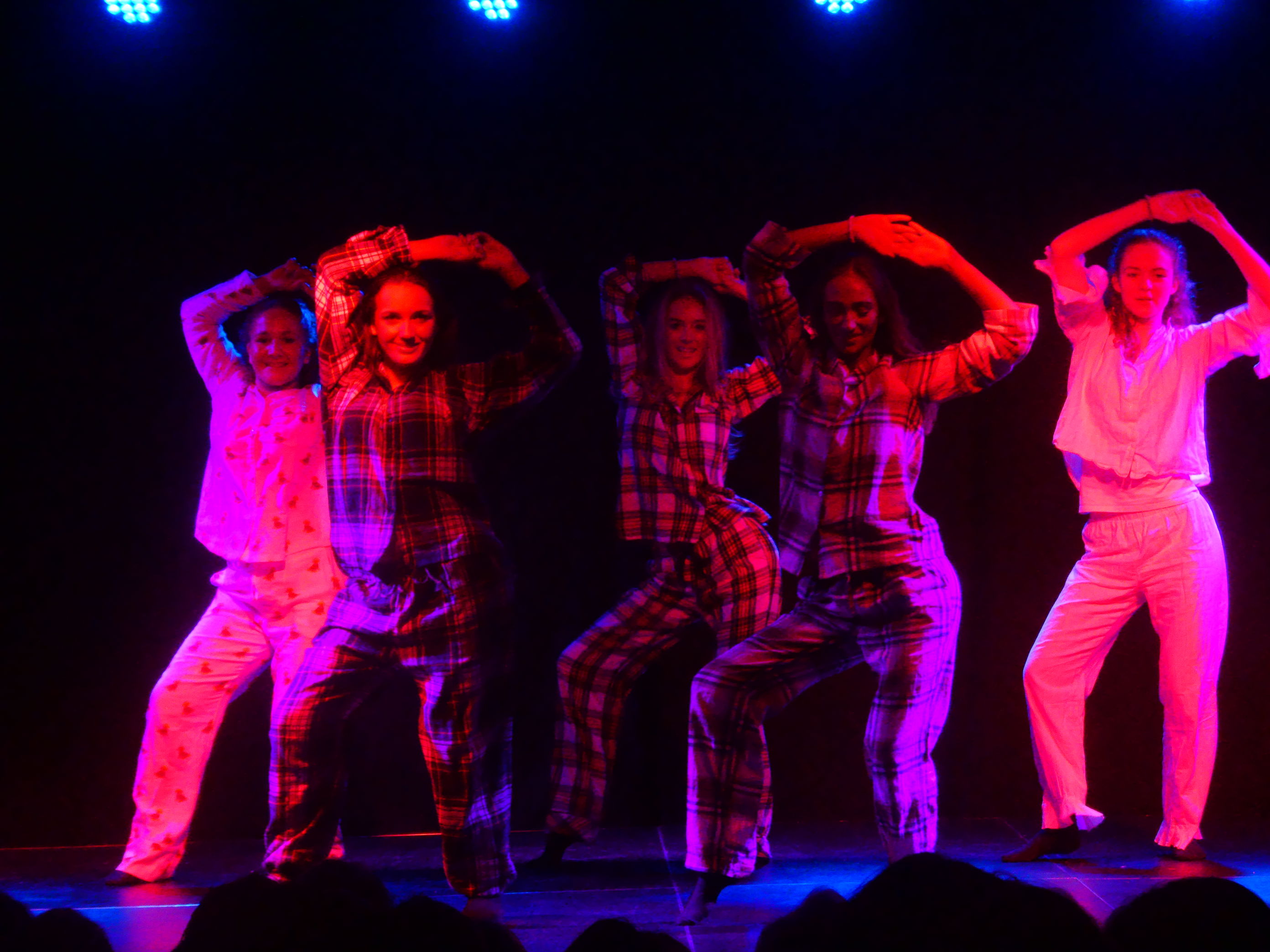 en gruppe mennesker iført klær