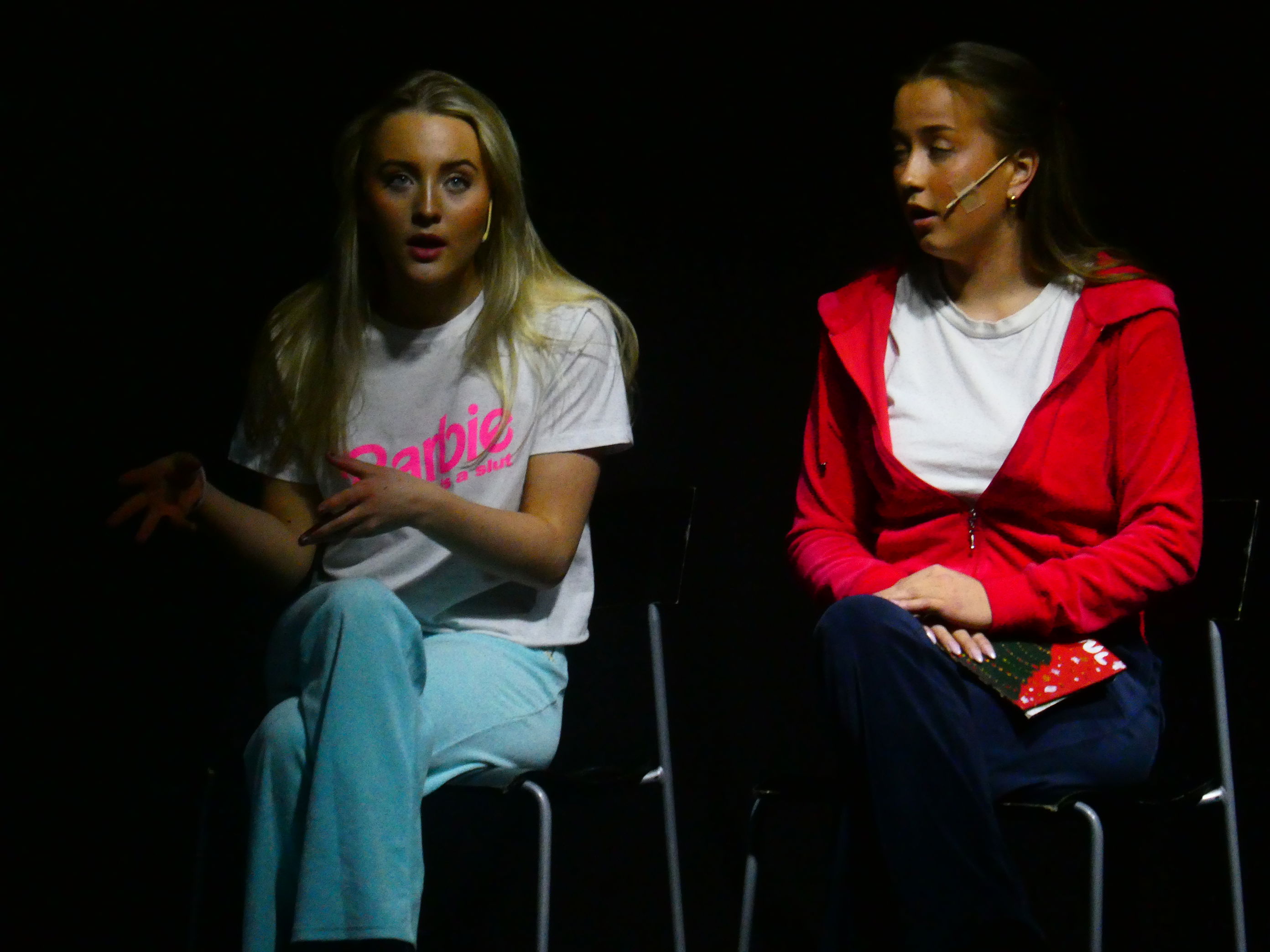 et par personr som sitter i stoler