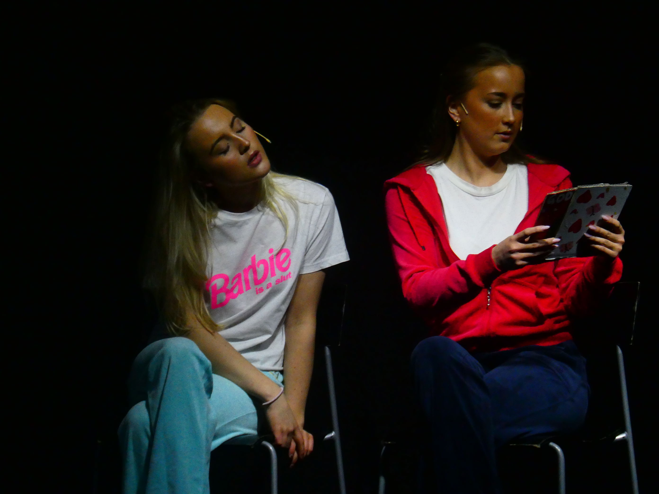 et par personr som sitter i stoler