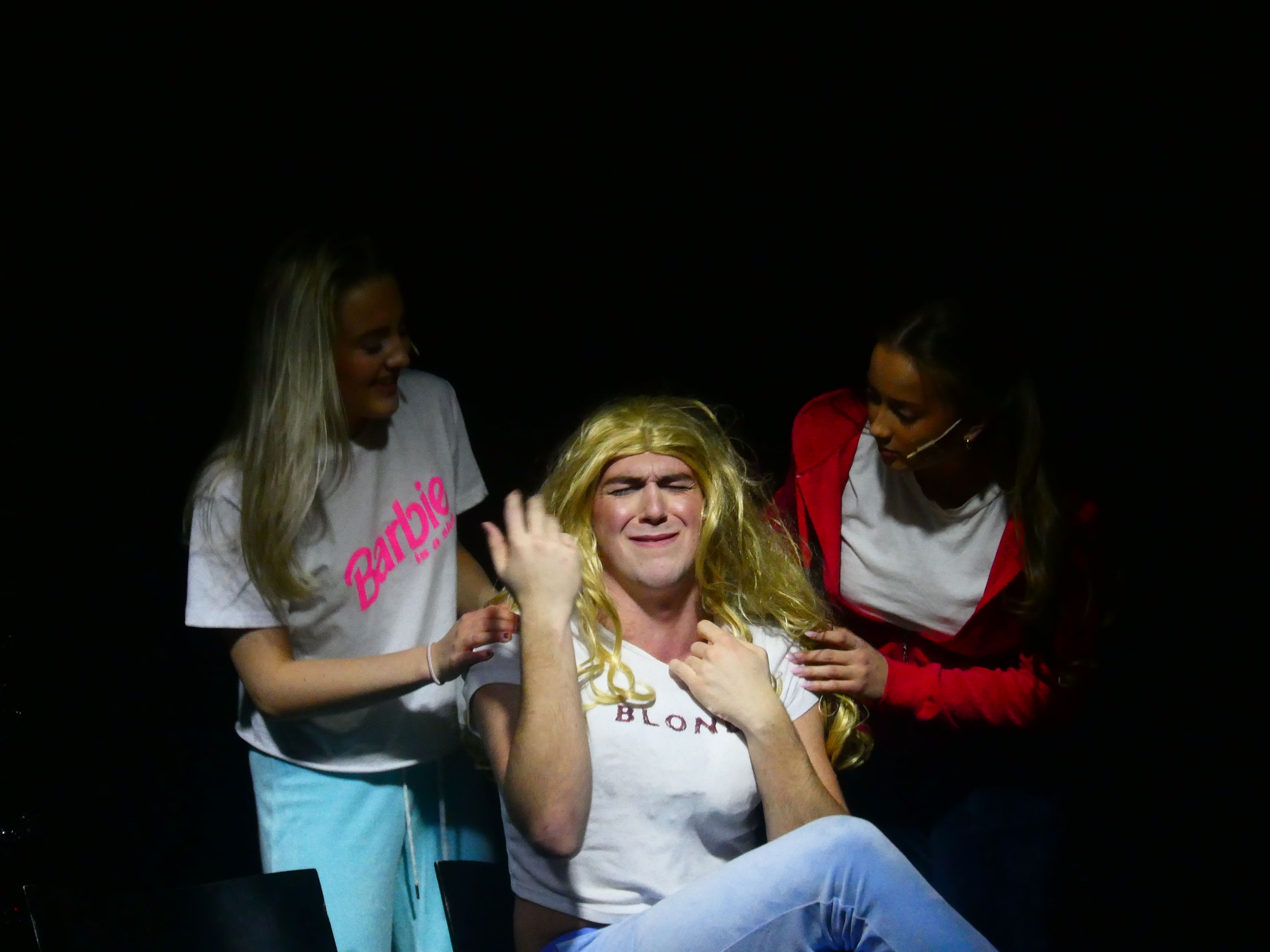 en gruppe mennesker som sitter sammen