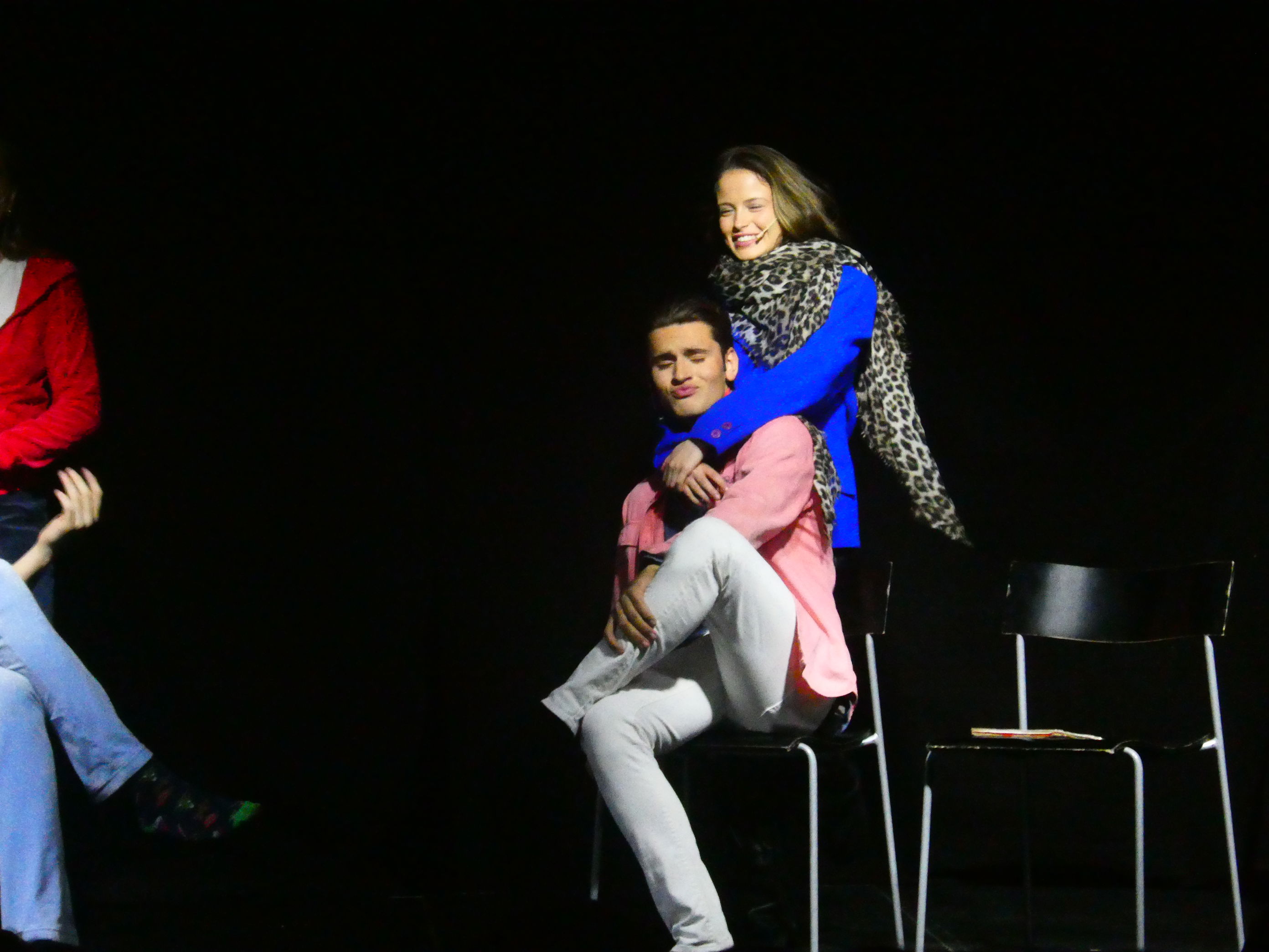 En person og en person som sitter på krakker