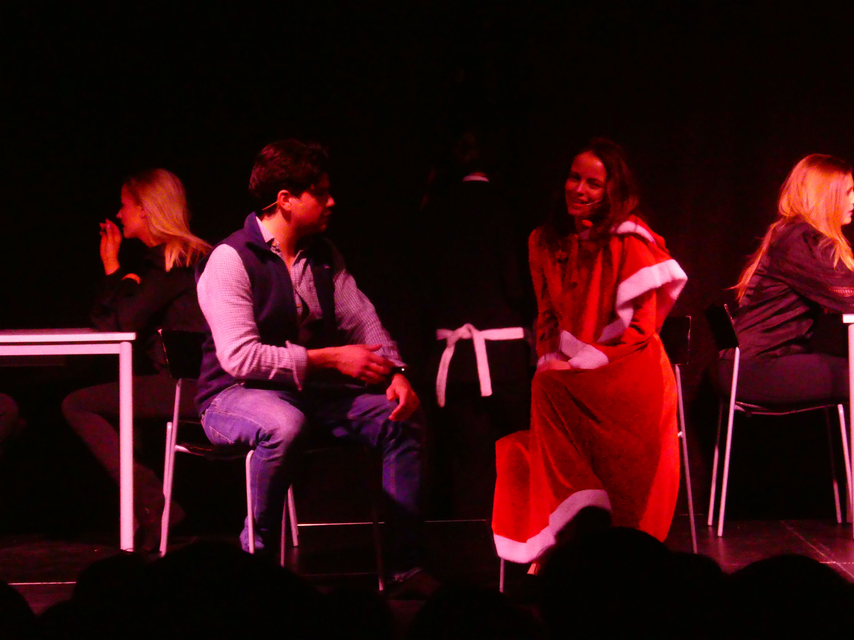 en gruppe mennesker som sitter på en scene