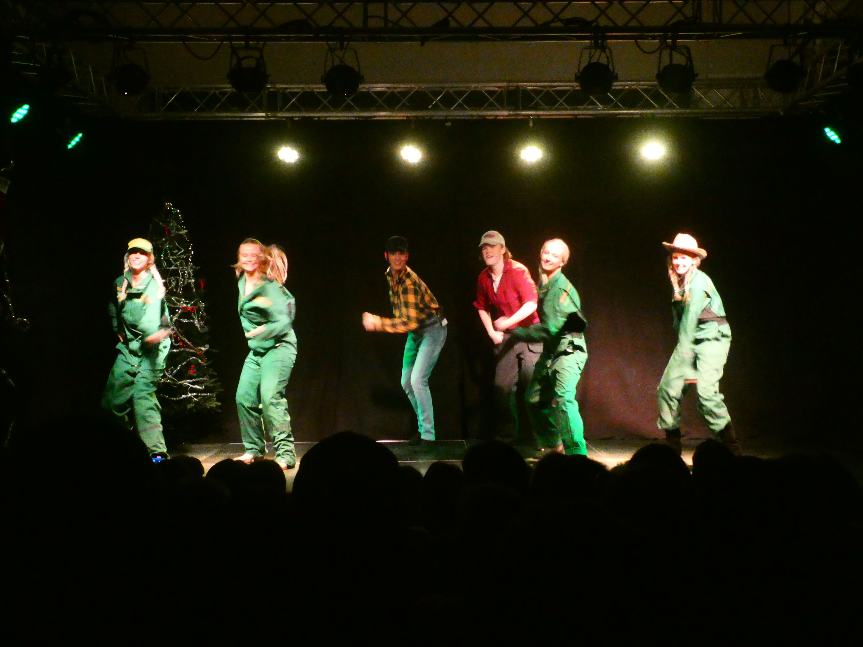 en gruppe mennesker på en scene