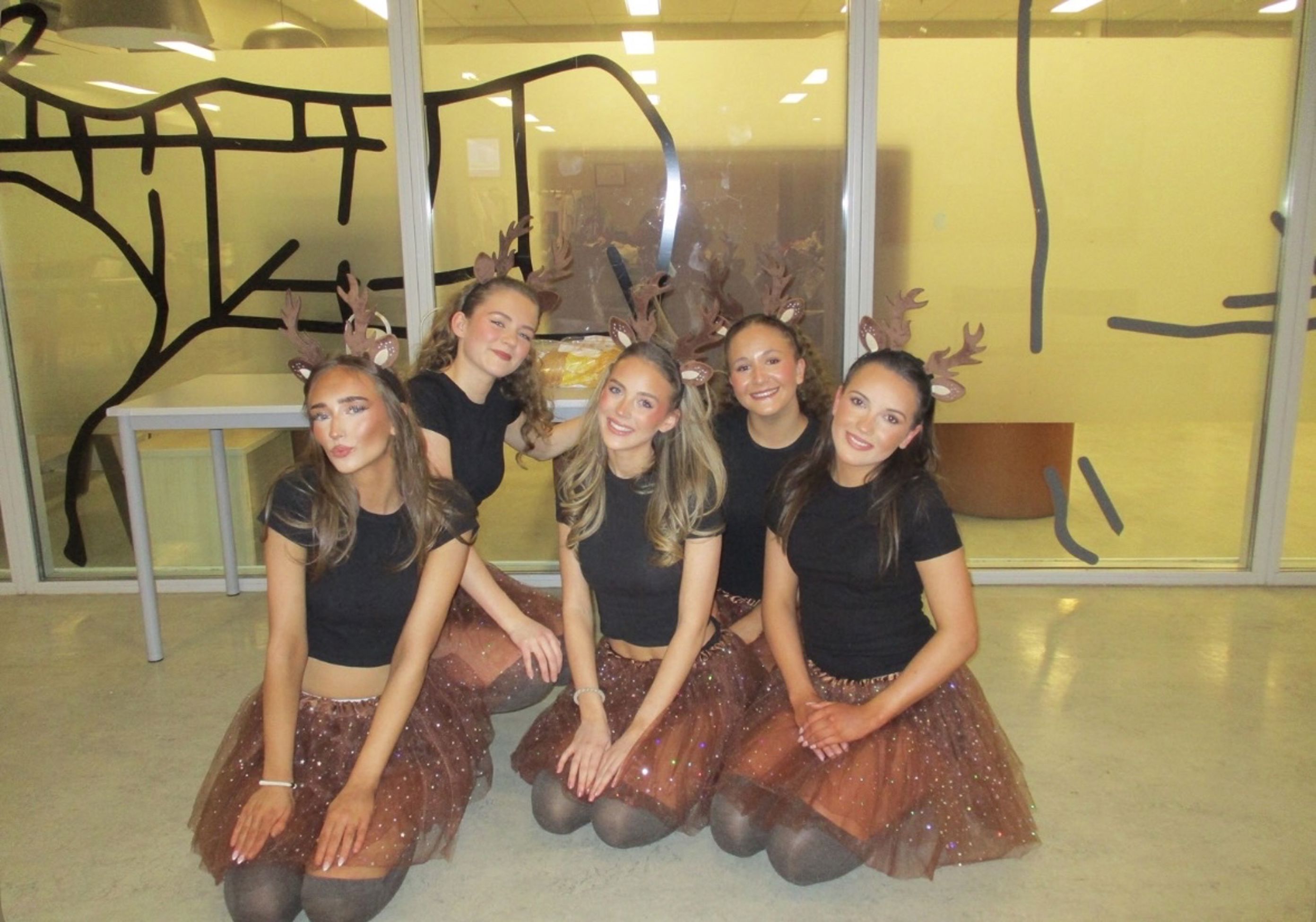 En gruppe personr som poserer for et bilde