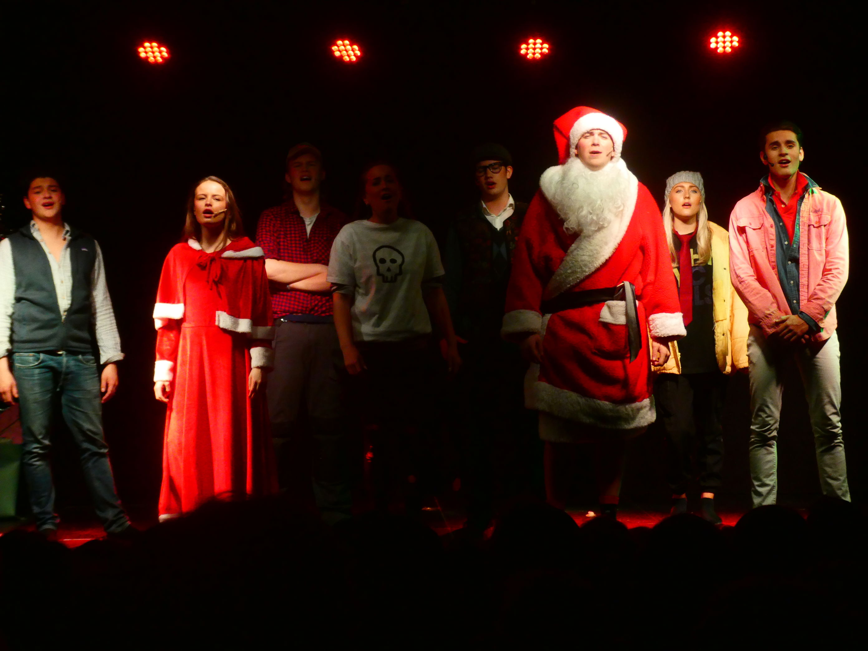 en gruppe mennesker på en scene