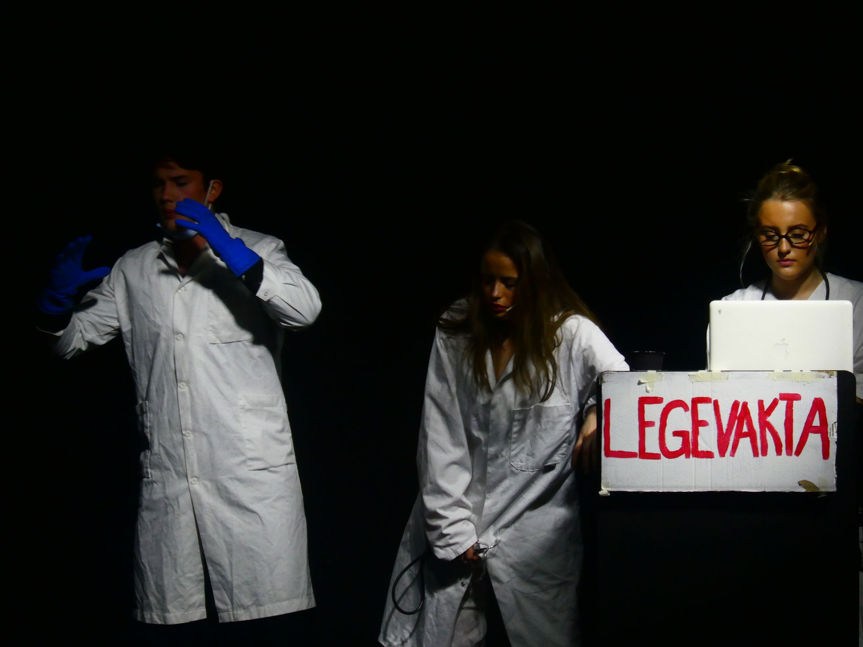 en gruppe mennesker iført hvite laboratoriefrakker og hansker