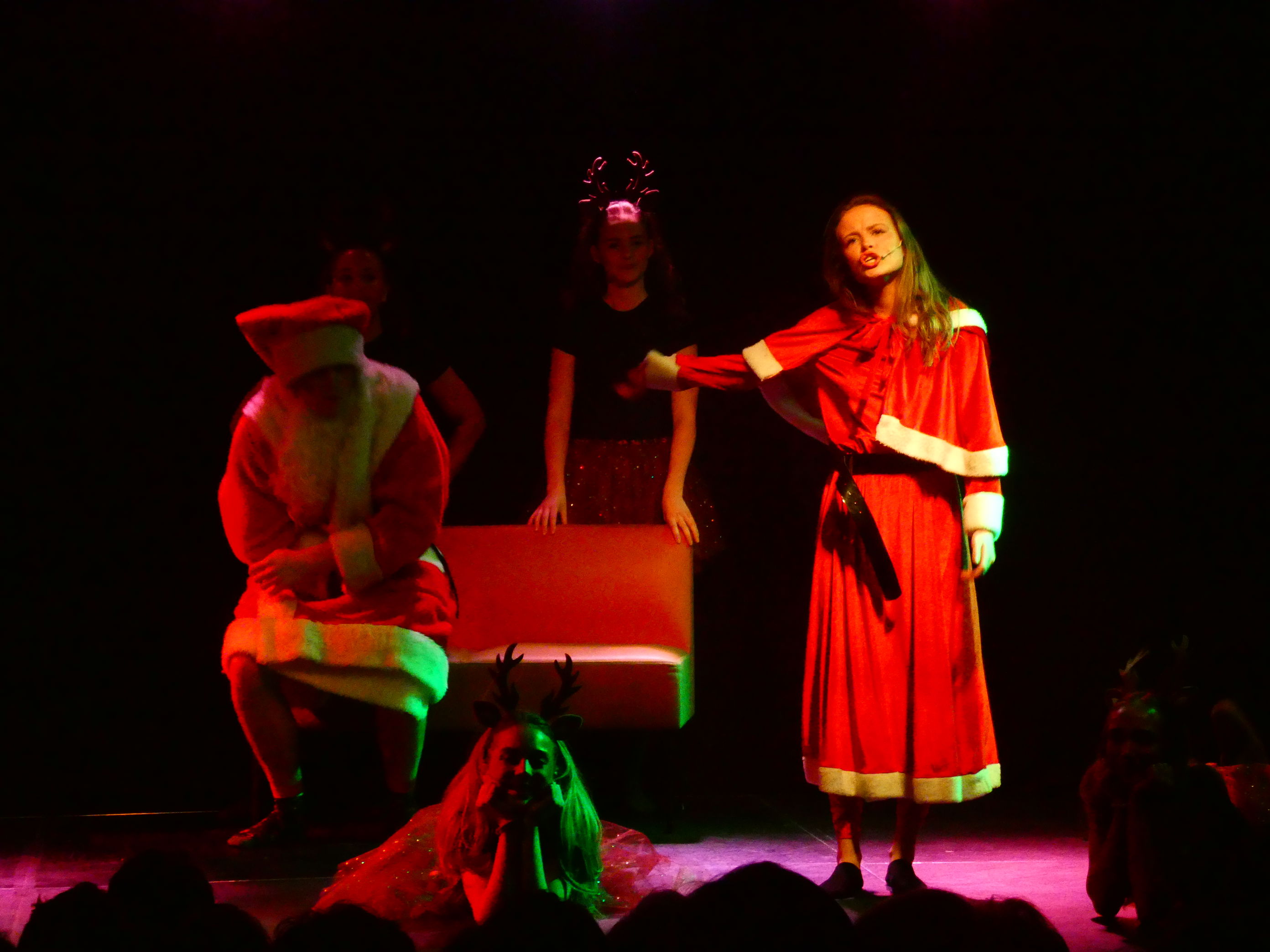 en person som danser på en scene