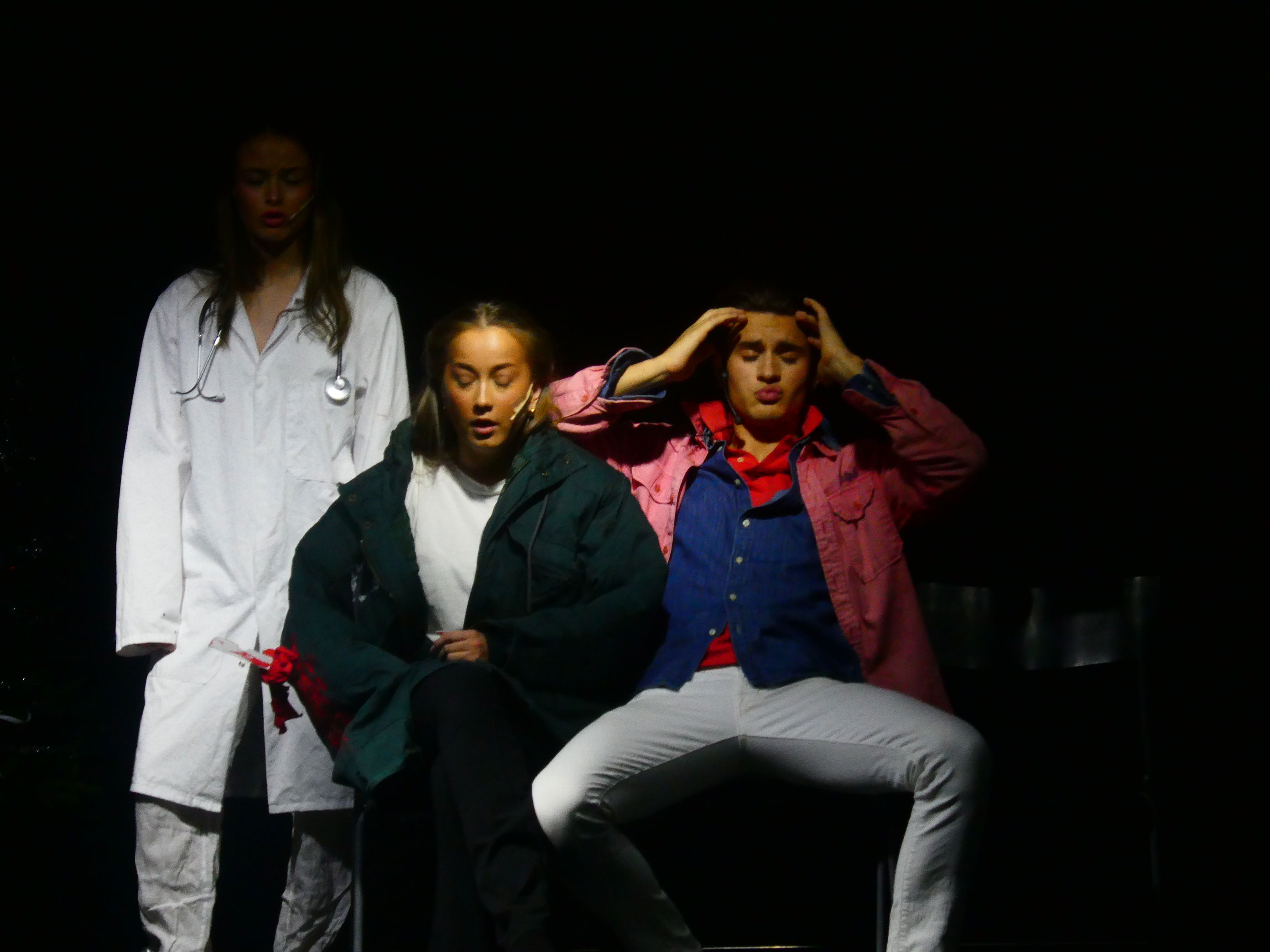 en gruppe mennesker som poserer for kameraet