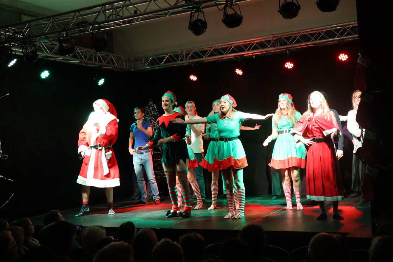 en gruppe mennesker på en scene