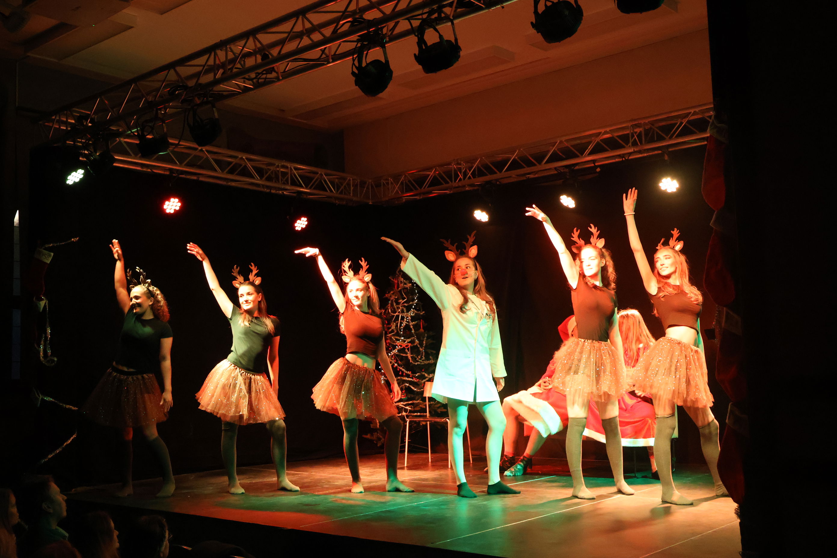 en gruppe personr som danser på en scene