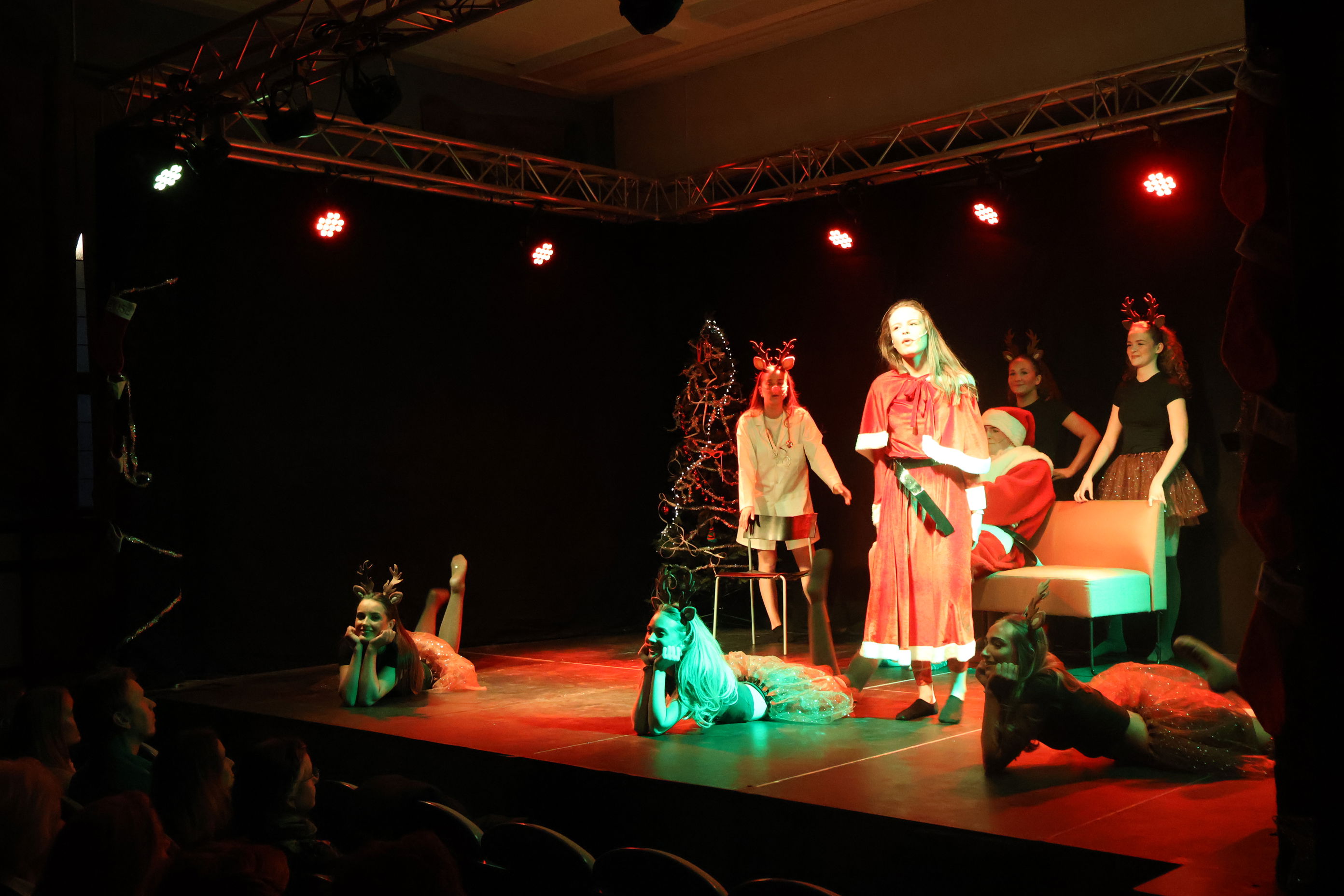 en gruppe mennesker på en scene