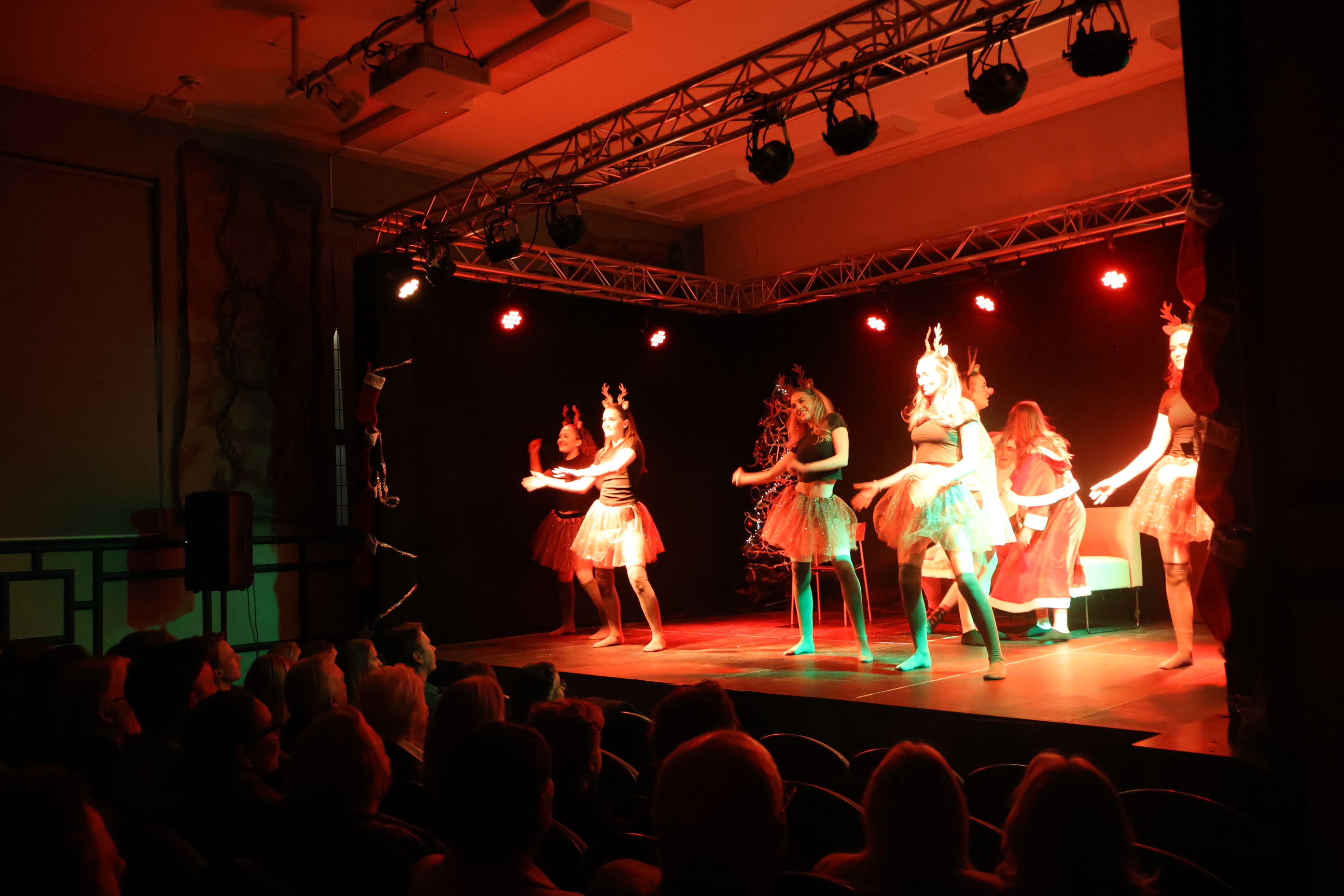 en gruppe mennesker som opptrer på en scene